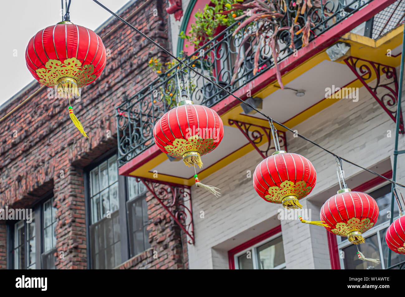 Lanternes chinoises rouge et or de l'accrocher dans le Chinatown de San Francisco, Californie, USA. Banque D'Images