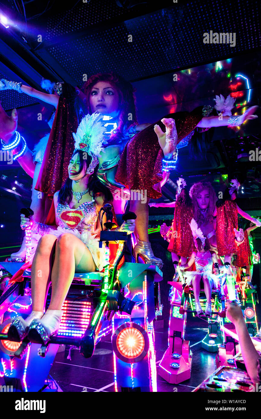 Les artistes interprètes ou exécutants assis sur de grandes chaises robotique Robot au restaurant, Tokyo, Japon Banque D'Images