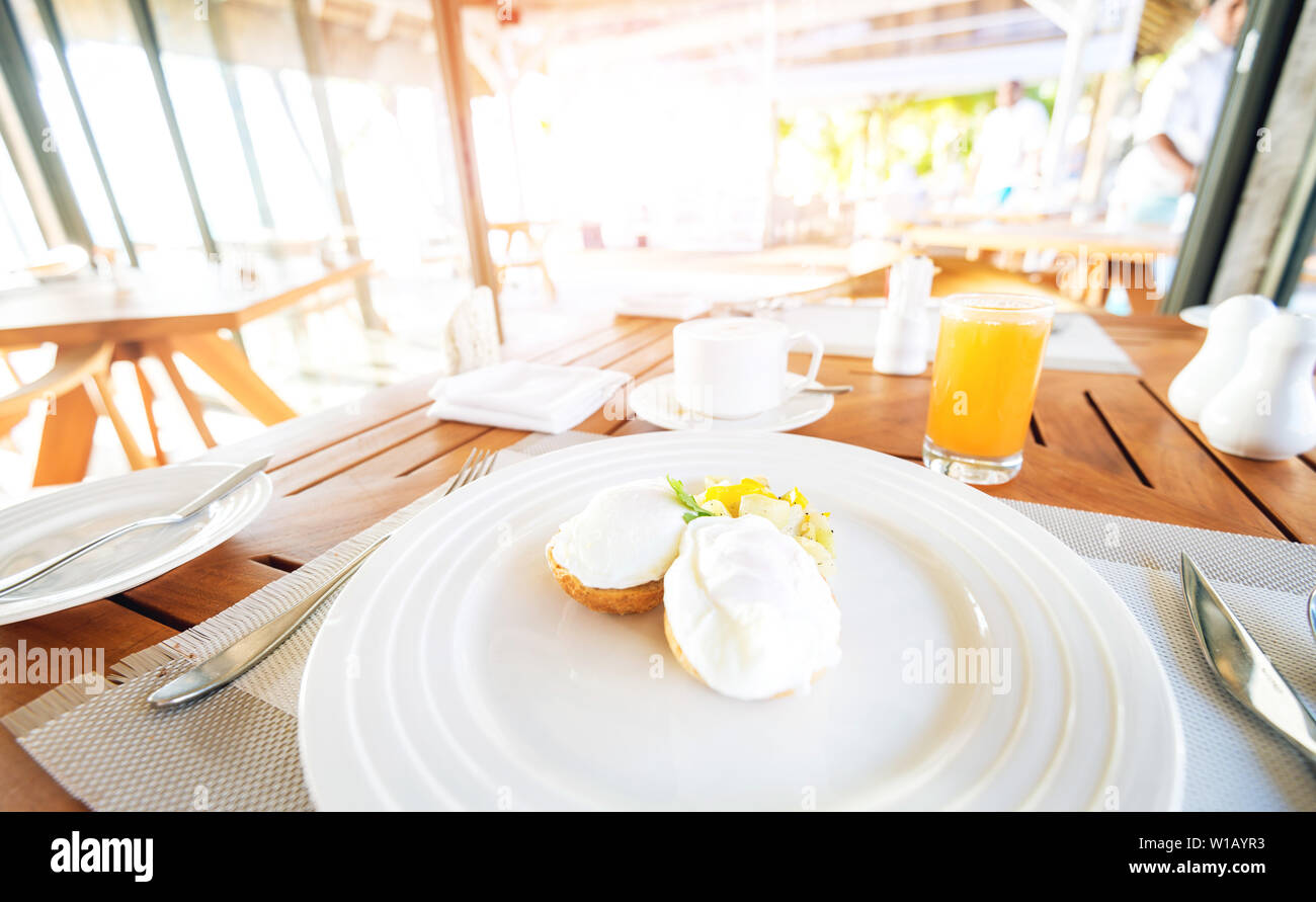 Œufs pochés et de pommes de terre pour le petit déjeuner à l'Ile Maurice luxury resort. Début de matinée ensoleillée. La tonalité de l'image. Banque D'Images