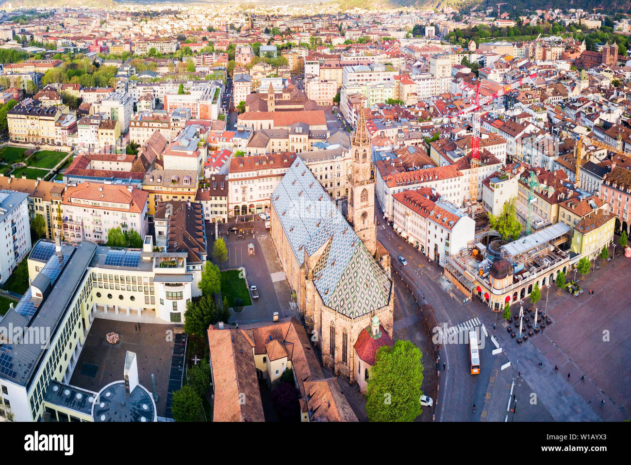 La Cathédrale ou Duomo di Bolzano Bolzano aerial vue panoramique, situé dans la ville de Bolzano, dans le Tyrol du Sud, Italie Banque D'Images