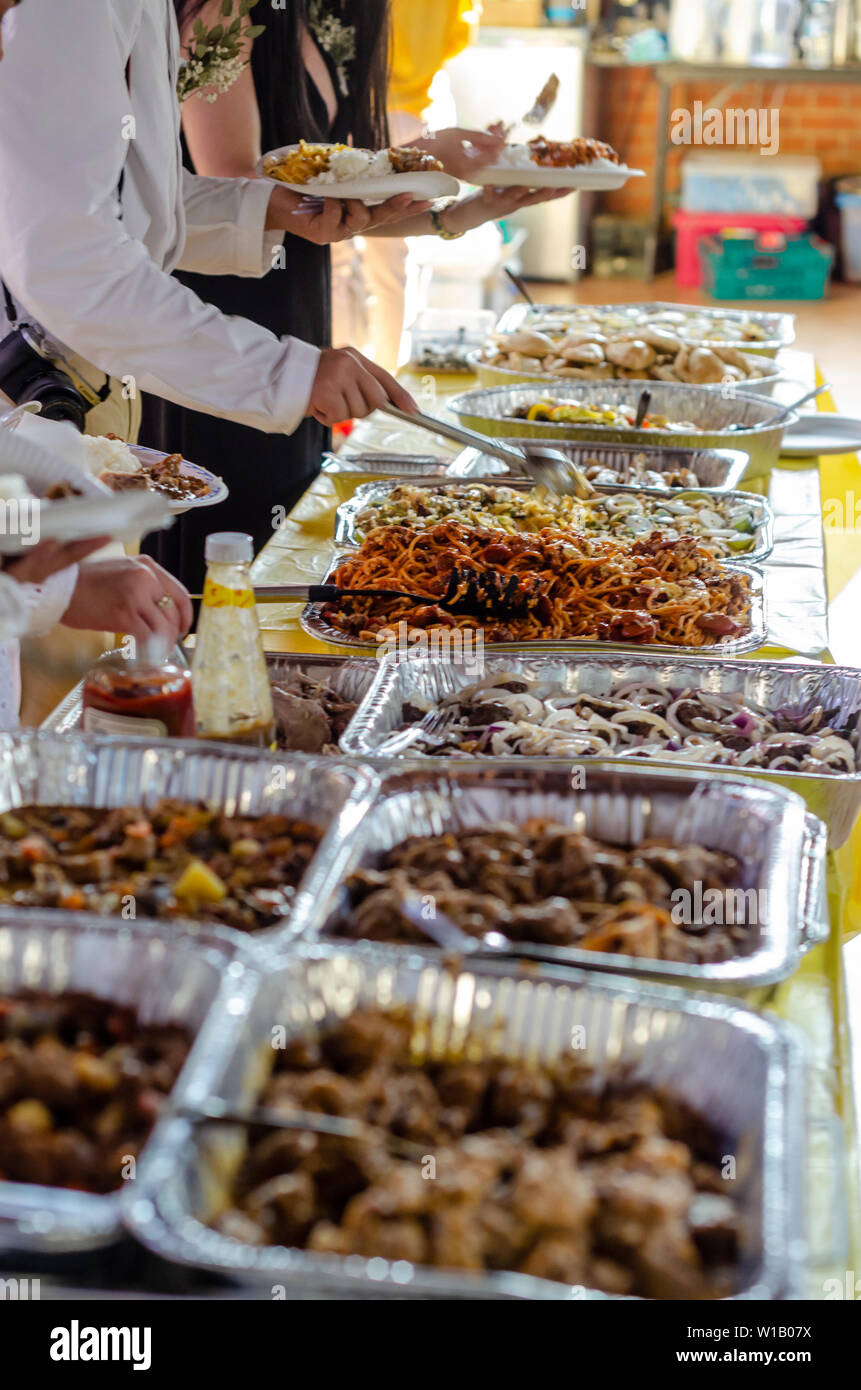 Un buffet en self-service des plats philippins lors d'une fête. Banque D'Images