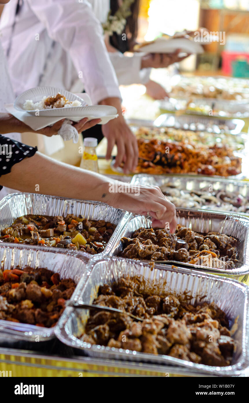 Un buffet en self-service des plats philippins lors d'une fête. Banque D'Images