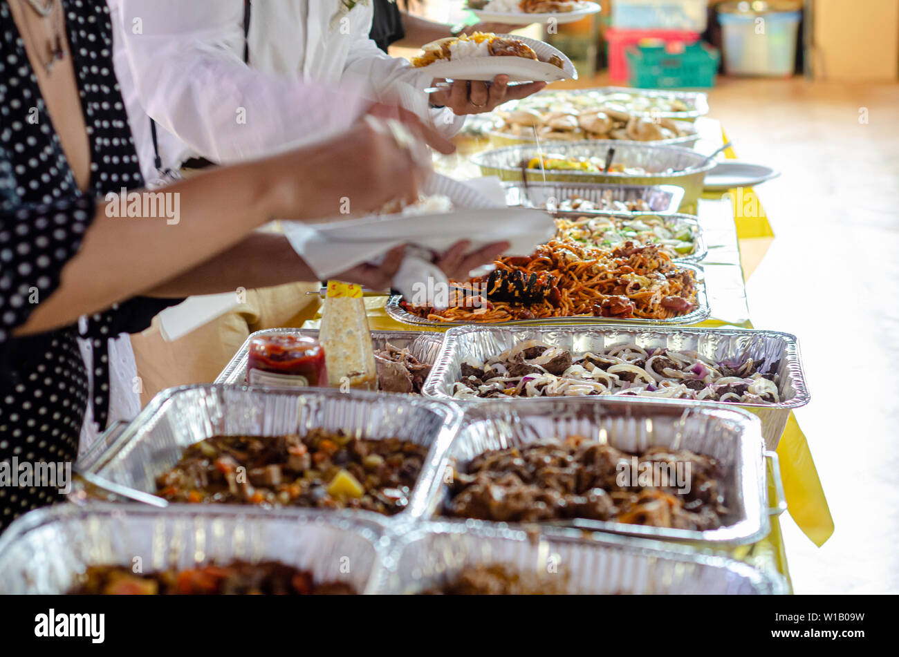 Un buffet en self-service des plats philippins lors d'une fête. Banque D'Images