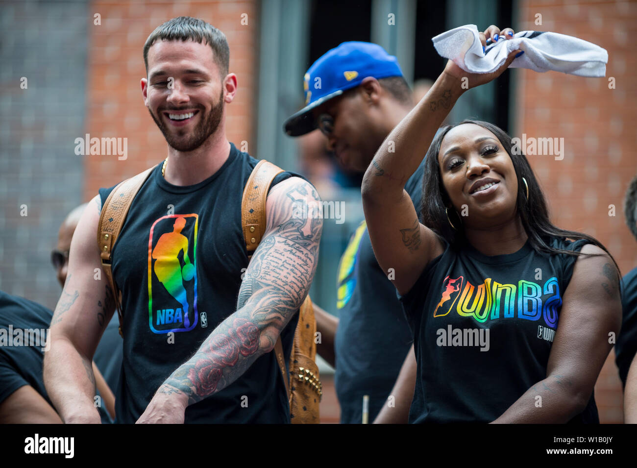NEW YORK - 25 juin 2017 : Les participants port shirts parrainé par la NBA et WNBA vague de ligues sportives à partir d'un flotteur dans la Parade de la gay Pride. Banque D'Images