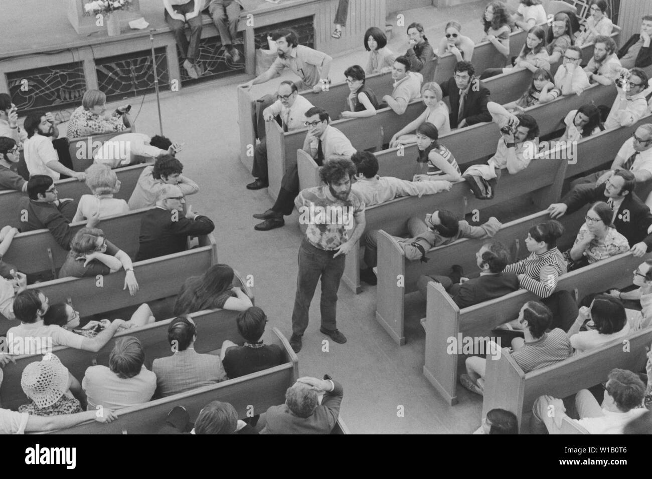 Radical de Gauche ( Yippie Youth International Party ) co fondateur Jerry Rubin parle à une foule dans une synagogue de Cincinnati, Ohio, en 1968. Banque D'Images