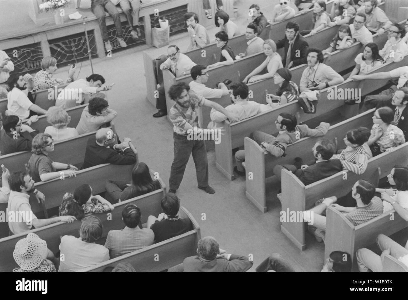 Radical de Gauche ( Yippie Youth International Party ) co fondateur Jerry Rubin parle à une foule dans une synagogue de Cincinnati, Ohio, en 1968. Banque D'Images