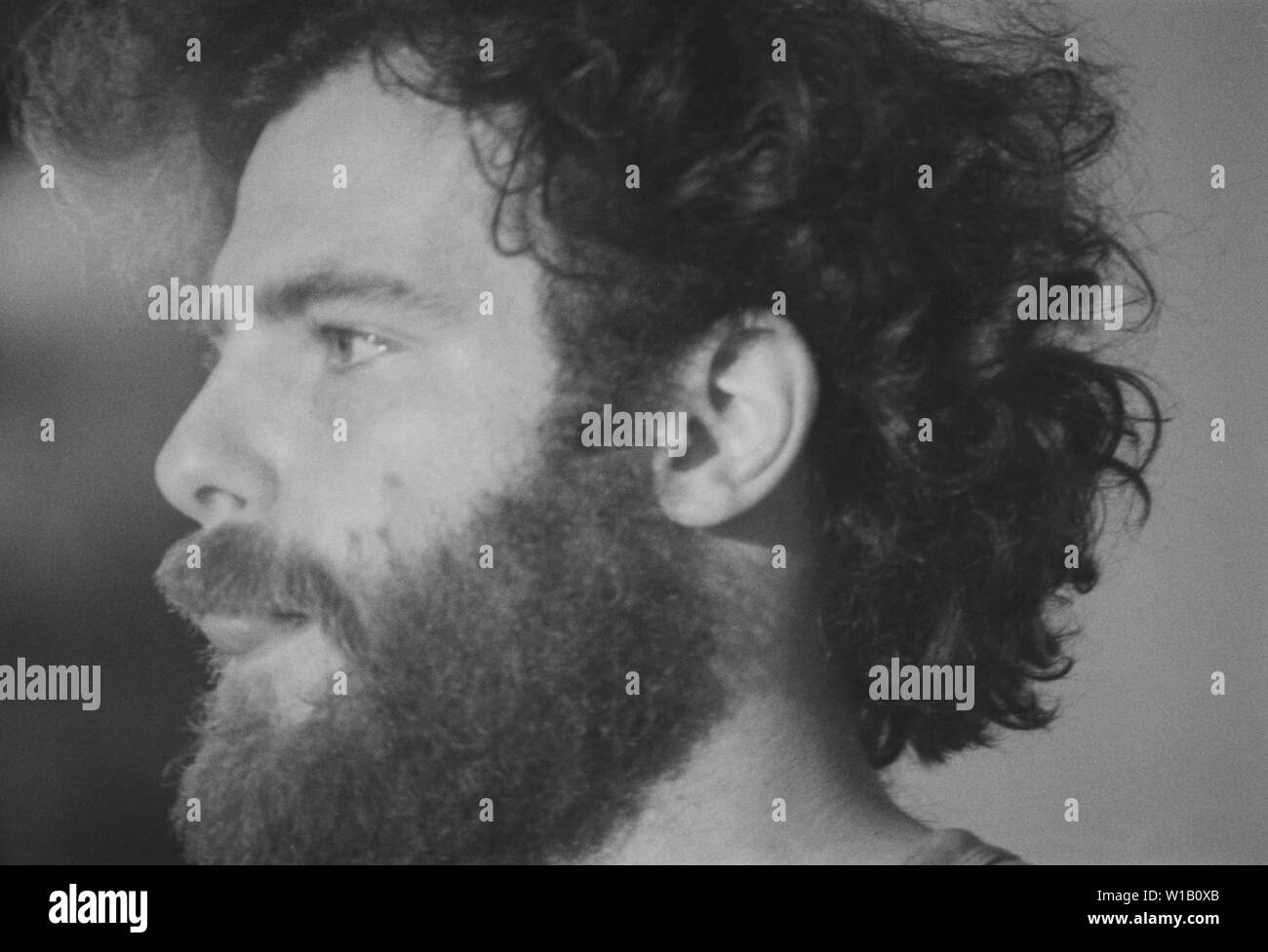 Radical de Gauche ( Yippie Youth International Party ) co fondateur Jerry Rubin parle à une foule dans une synagogue de Cincinnati, Ohio, en 1968. Banque D'Images