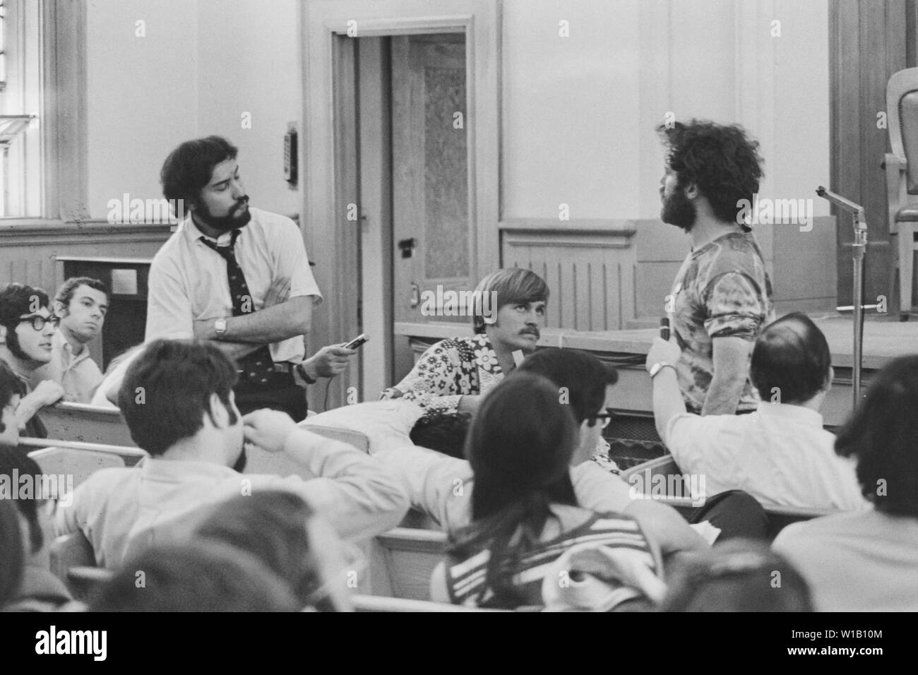 Radical de Gauche ( Yippie Youth International Party ) co fondateur Jerry Rubin parle à une foule dans une synagogue de Cincinnati, Ohio, en 1968. Banque D'Images