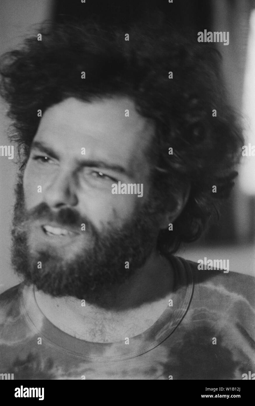 Radical de Gauche ( Yippie Youth International Party ) co fondateur Jerry Rubin parle à une foule dans une synagogue de Cincinnati, Ohio, en 1968. Banque D'Images