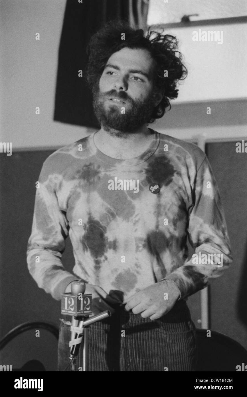 Radical de Gauche ( Yippie Youth International Party ) co fondateur Jerry Rubin parle à une foule dans une synagogue de Cincinnati, Ohio, en 1968. Banque D'Images