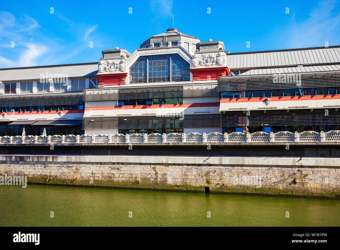 Ribera ou marché Mercado de la Ribera est un marché d'alimentation situé à Bilbao, capitale de la province basque de Kent dans le nord de l'Espagne Banque D'Images