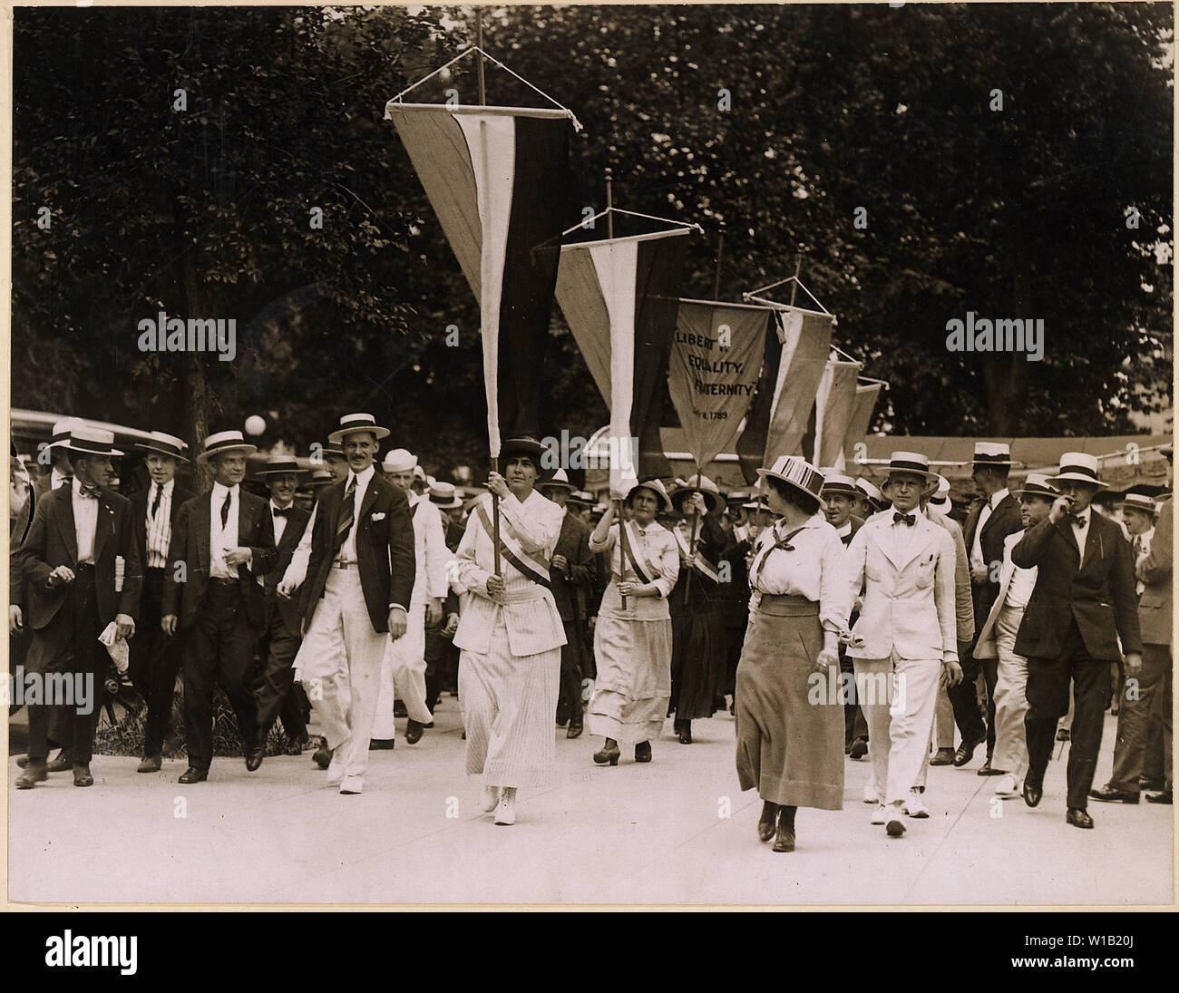 Bastille Day orthographie prison pour seize suffragettes qui fait du piquetage devant la Maison Blanche. Mlle Julia . . . ; Portée et contenu : la légende complète se lit comme suit : Bastille Day orthographie prison pour seize suffragettes qui ont fait du piquetage devant la Maison Blanche. Mlle Julia Hurlbut de Morristown, New Jersey, menant les seize membres du parti Womans national qui ont participé à la grève manifestation devant la Maison Blanche, Washington, District de Columbia, juillet 14,1917, qui ont conduit à leur arrestation. Ces seize femmes ont été envoyées à la workhouse à Occoquan, le 17 juillet 1917, sur leur refus de payer les amendes de Banque D'Images