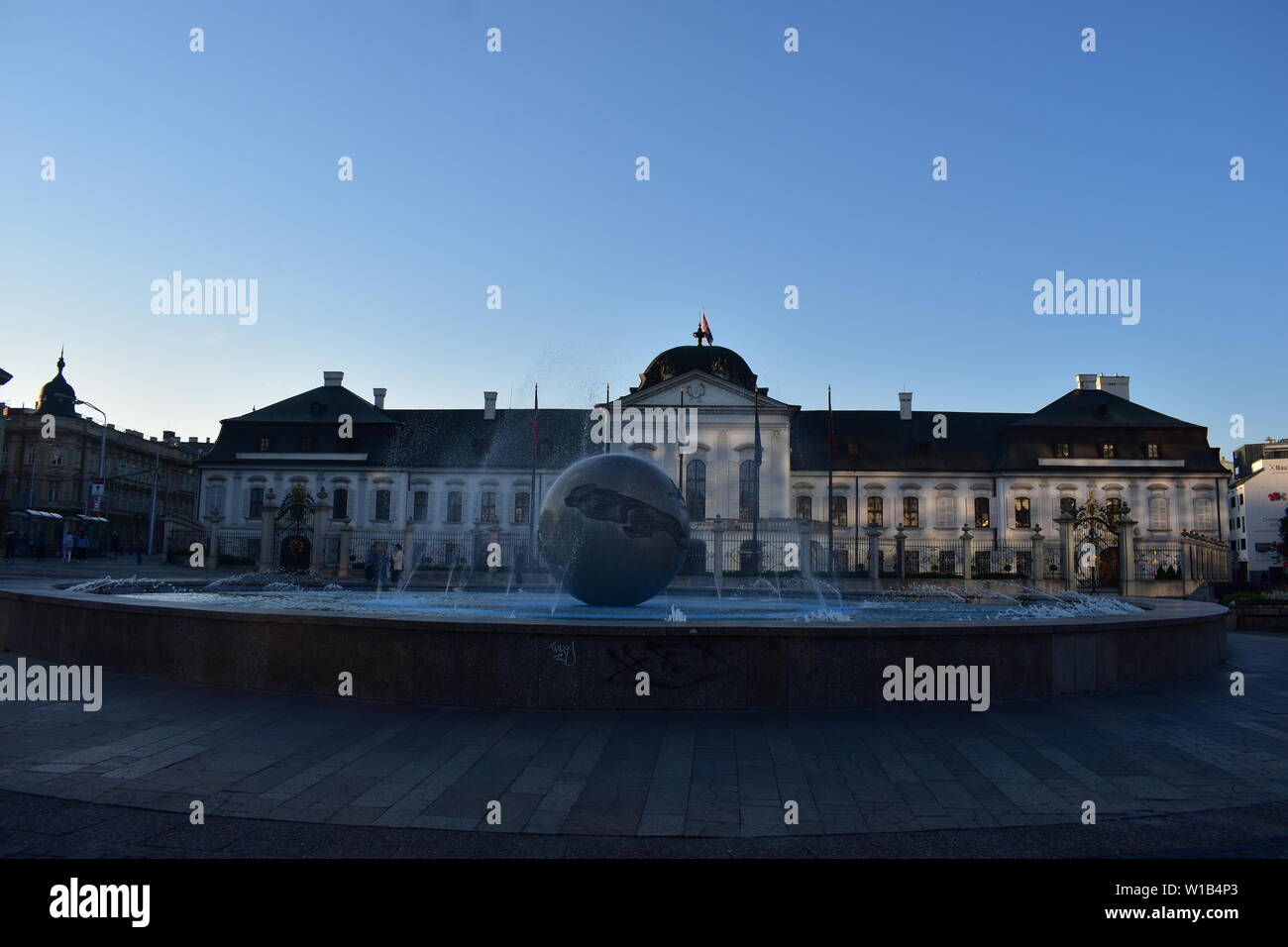En fin de soirée de la Terre fontaine et le palais Grassalkovich à Bratislava, Slovaquie Banque D'Images