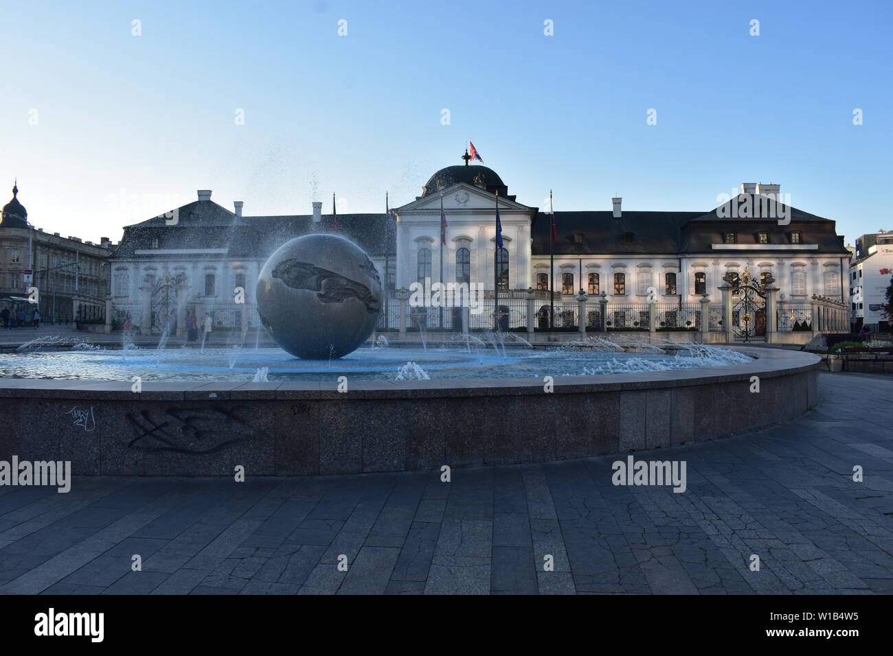 Soir de la Terre fontaine et le palais Grassalkovich à Bratislava, Slovaquie Banque D'Images