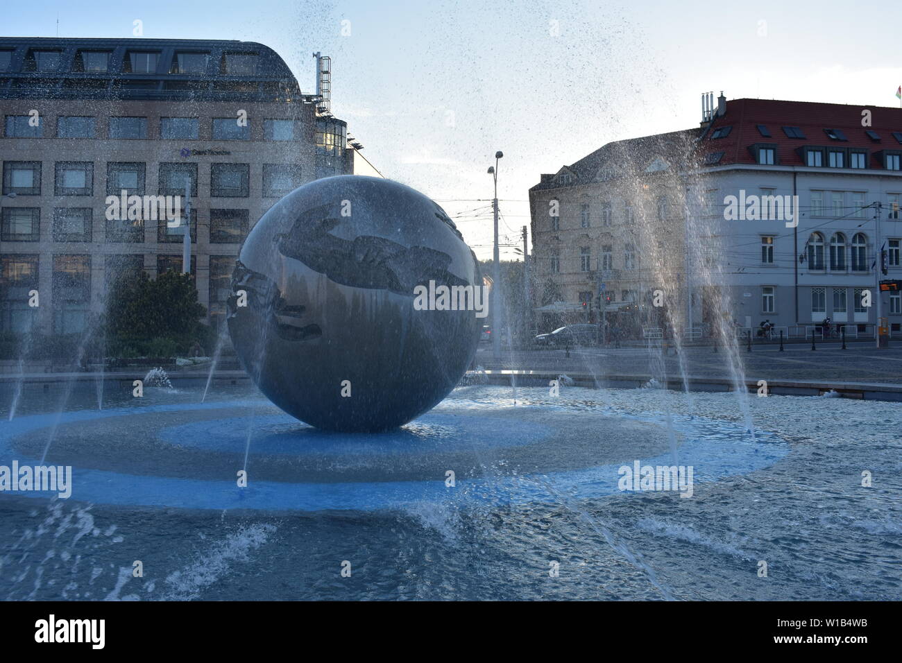 Fermer de la fontaine 'Terre - planète de la paix" situé à Bratislava, Slovaquie à soir Banque D'Images