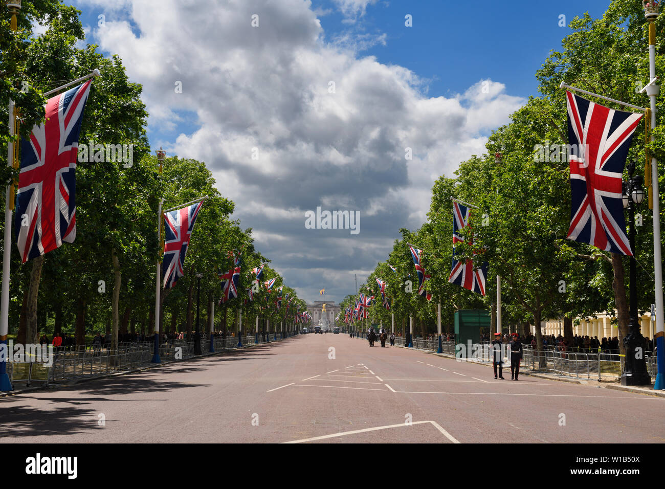 Le centre commercial avec l'Union Jack drapeaux maintenant vide après la parade du Color 2019 dans la ville de Westminster Londres Angleterre avec Queen Victoria Memorial et Buck Banque D'Images