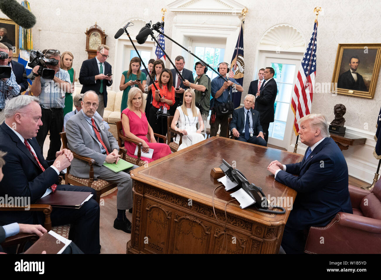 Washington, États-Unis d'Amérique. 25 Juin, 2019. Le président Donald J. Trump participe à une réunion sur l'épidémie de fentanyl Mardi, 25 juin 2019, dans le bureau ovale de la Maison blanche : le Président Donald Trump Credit : tempêtes Media Group/Alamy Live News Banque D'Images