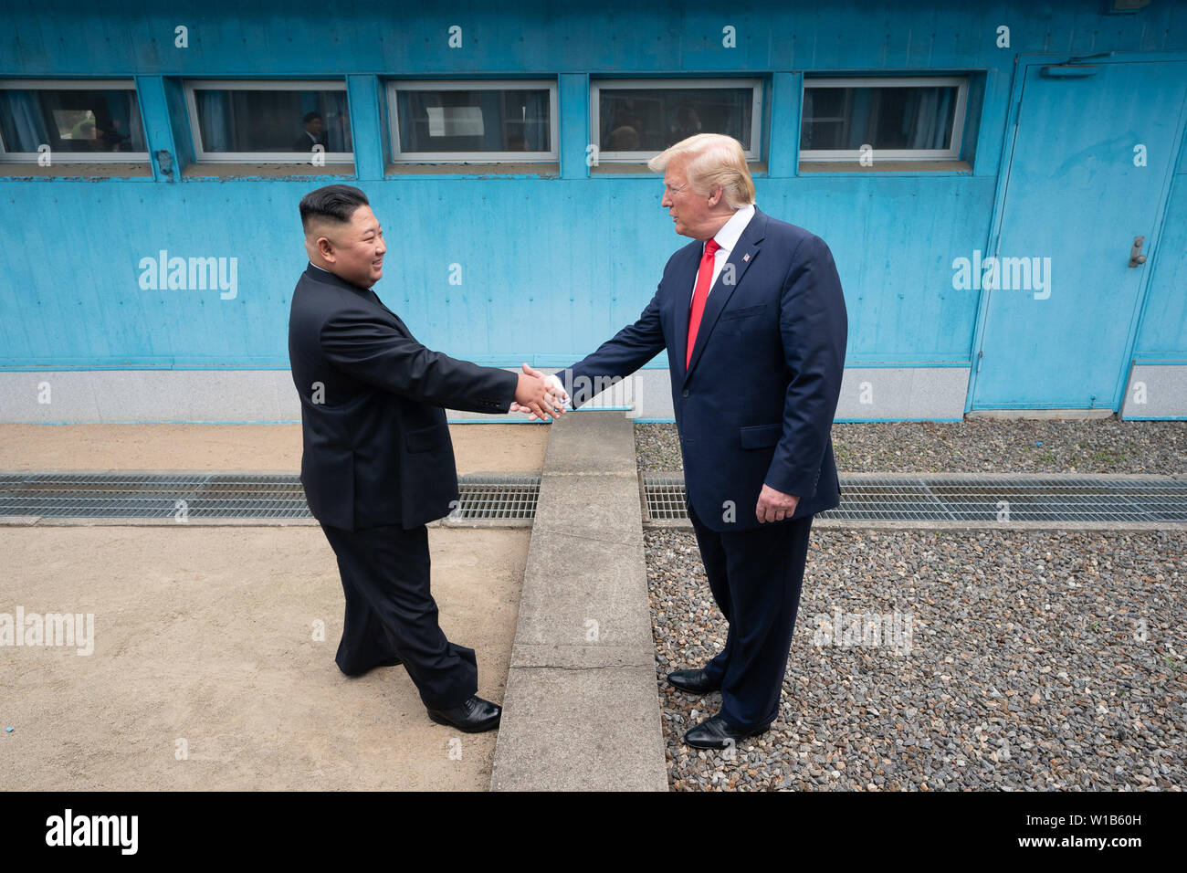 La zone démilitarisée de Corée, Corée. 30 Juin, 2019. Le président Donald J. Trump, serre la main du Président Kim Jong Un PeopleÕs de la République de Corée Dimanche, 30 juin 2019, que les deux dirigeants se rencontrent à la zone démilitarisée de personnes : le Président Donald Trump, Président de Kim Jong Un PeopleÕs démocratique République de Corée : Tempête Crédit Media Group/Alamy Live News Banque D'Images