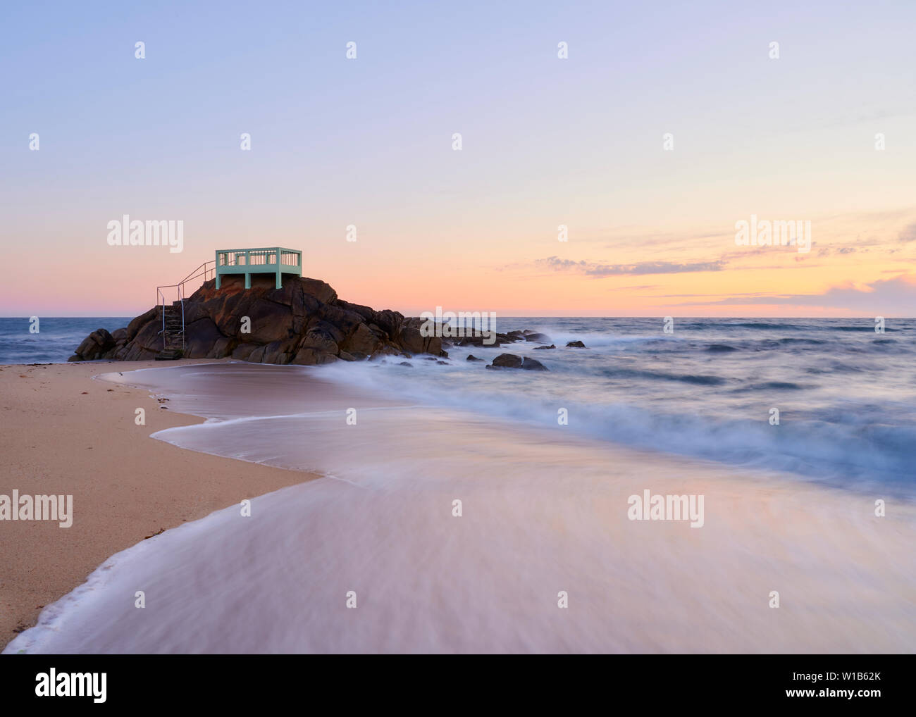 Point de vue ou d'un belvédère sur les rochers sur une plage de Vila do Conde, Portugal, au coucher du soleil. Banque D'Images