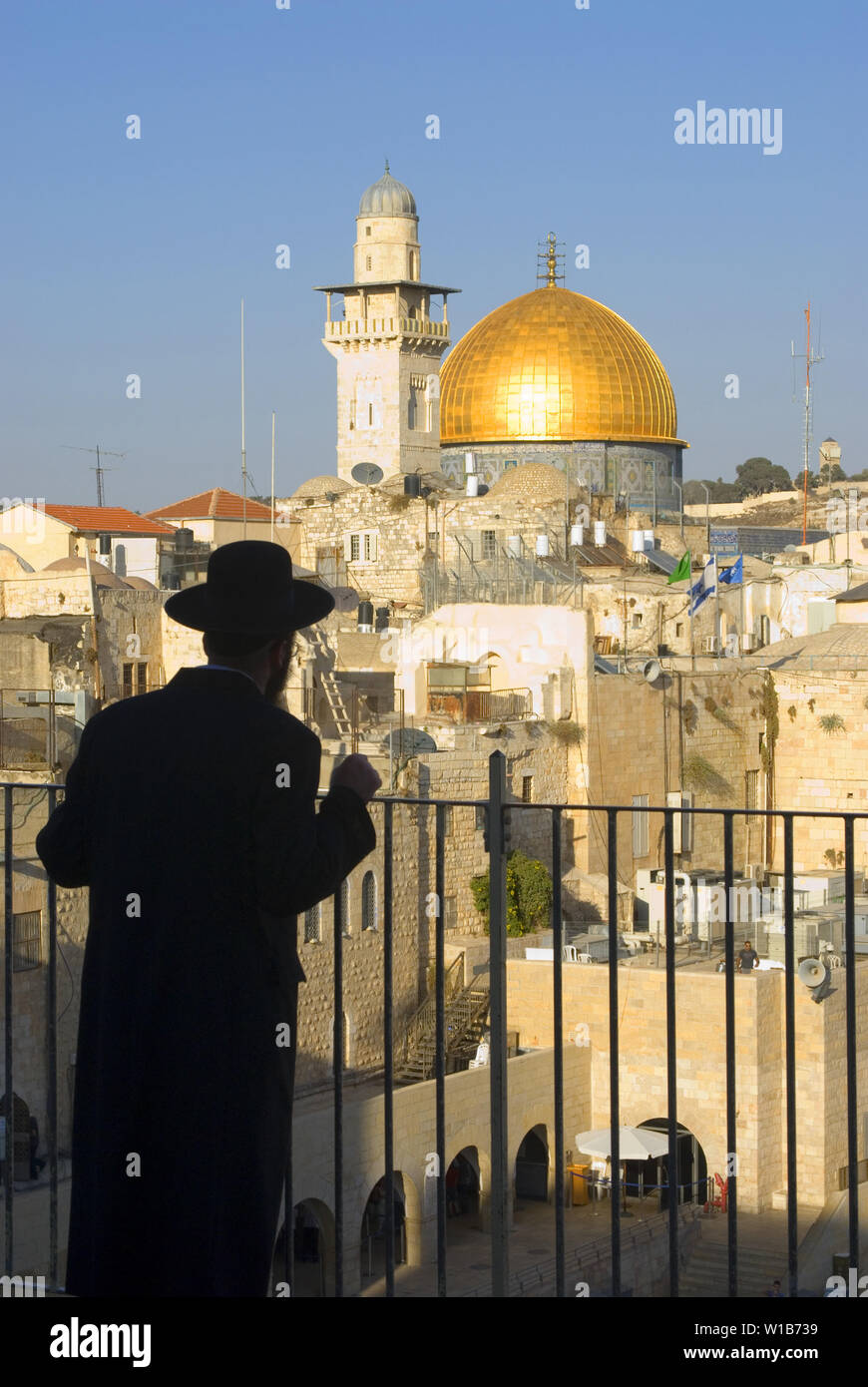 Silhouette d'un homme juif affichage de la mosquée d'Omar à Jérusalem, Israël Banque D'Images