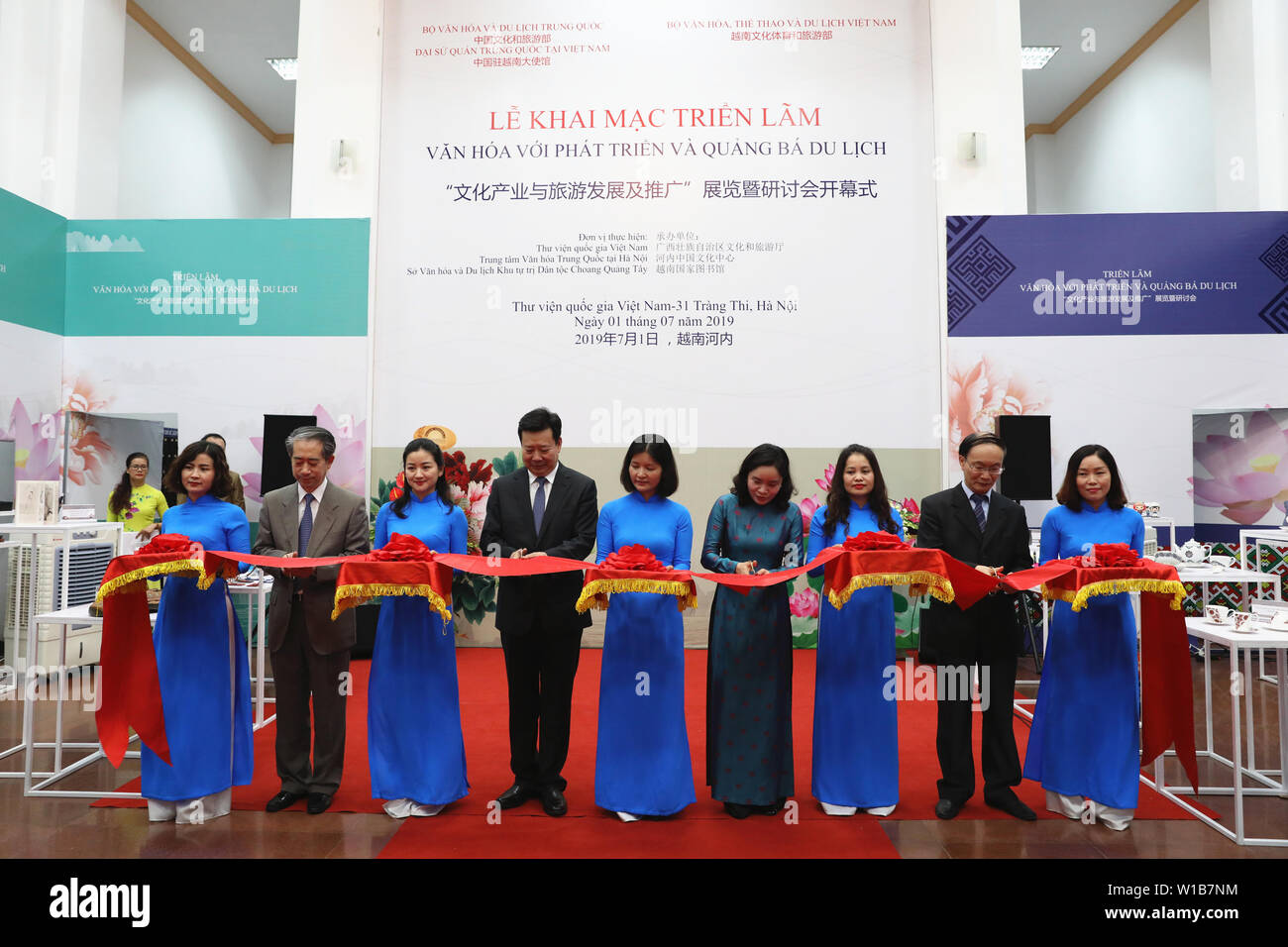 Hanoi, Vietnam. 1er juillet 2019. Les clients ont coupé le ruban lors de la cérémonie d'ouverture d'une exposition et un séminaire sur l'industrie culturelle et la promotion du tourisme à Hanoi, capitale du Vietnam, le 1 juillet, 2019. L'exposition se tient à la Bibliothèque nationale du Vietnam à Hanoi par le ministère chinois de la Culture et du tourisme, le ministère vietnamien de la Culture, des Sports et du tourisme, et l'ambassade de Chine au Vietnam. La culture et de la création d'affichage sur les produits ont été conçus et créés par cinq musées chinois dans le sud de la Chine, région autonome Zhuang du Guangxi. Credit : Wang Di/Xinhua/Alamy Live News Banque D'Images