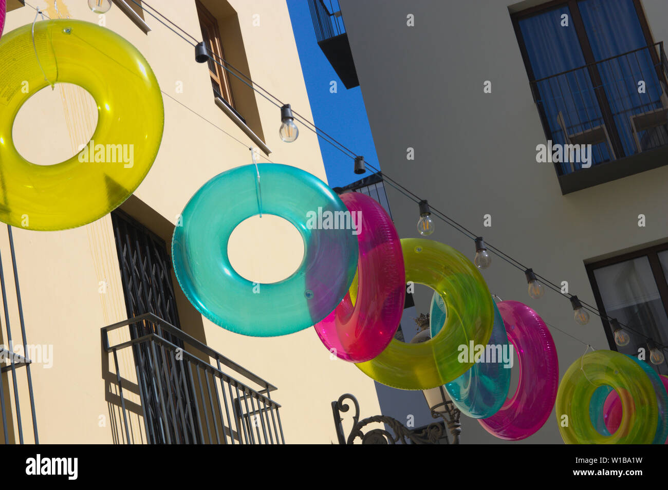 Rues décorées avec flotteurs colorés qui donnent à la lumière, la couleur et de l'ombre pour les rues étroites des villes... Banque D'Images