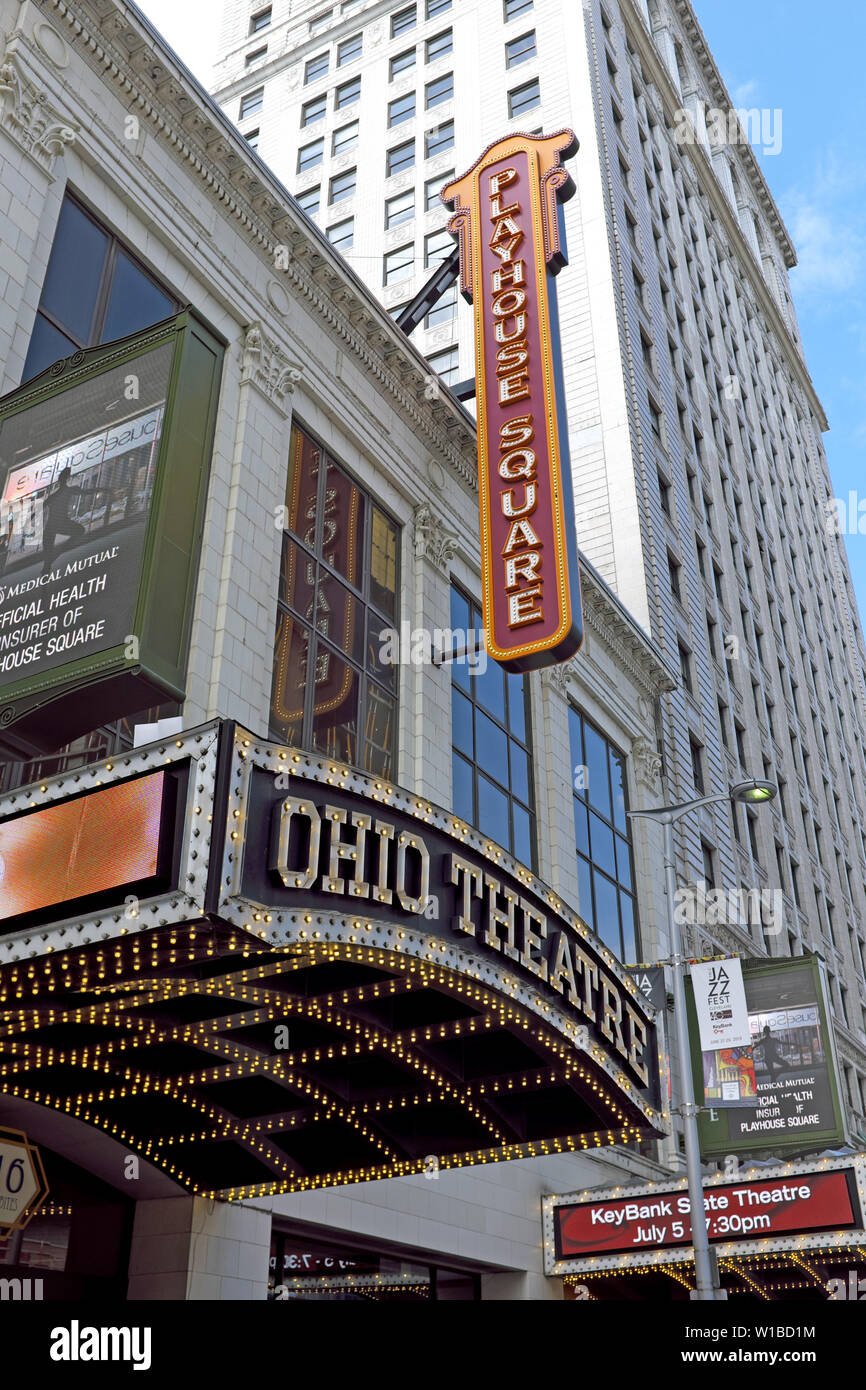 Le panneau de sélection du théâtre de l'Ohio et le panneau de la place de la Playhouse au-dessus de celui-ci dans le quartier des théâtres de Cleveland, Ohio, États-Unis. Banque D'Images