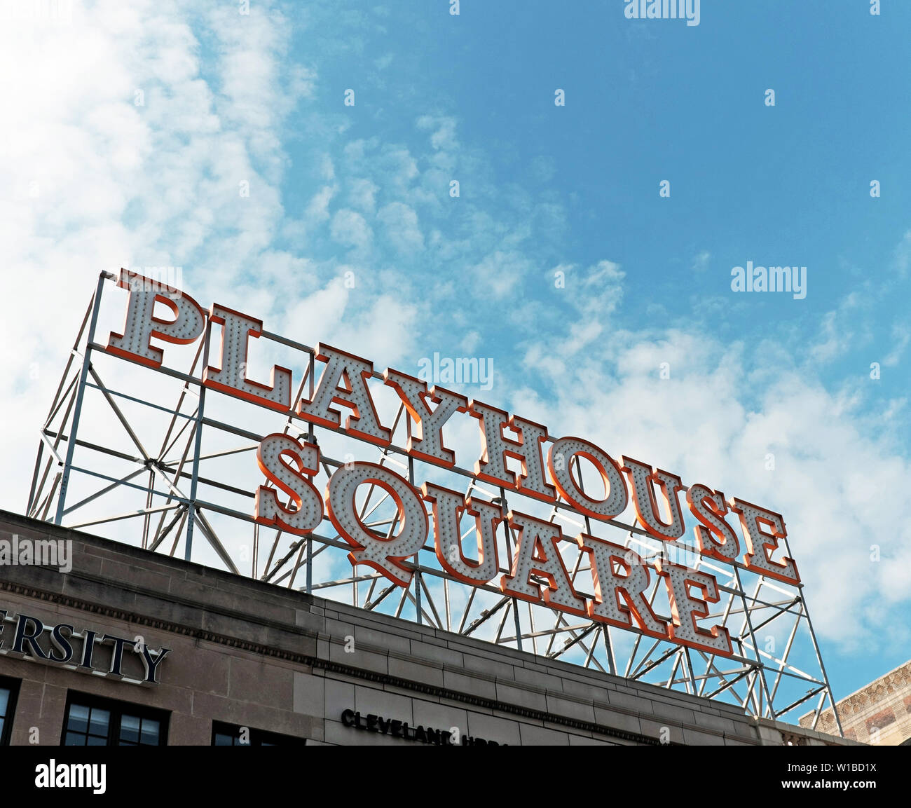 Panneau rétro Playhouse Square avec des lettres de 9 pieds de haut donnant sur le quartier des théâtres de Cleveland, Ohio, États-Unis. Banque D'Images