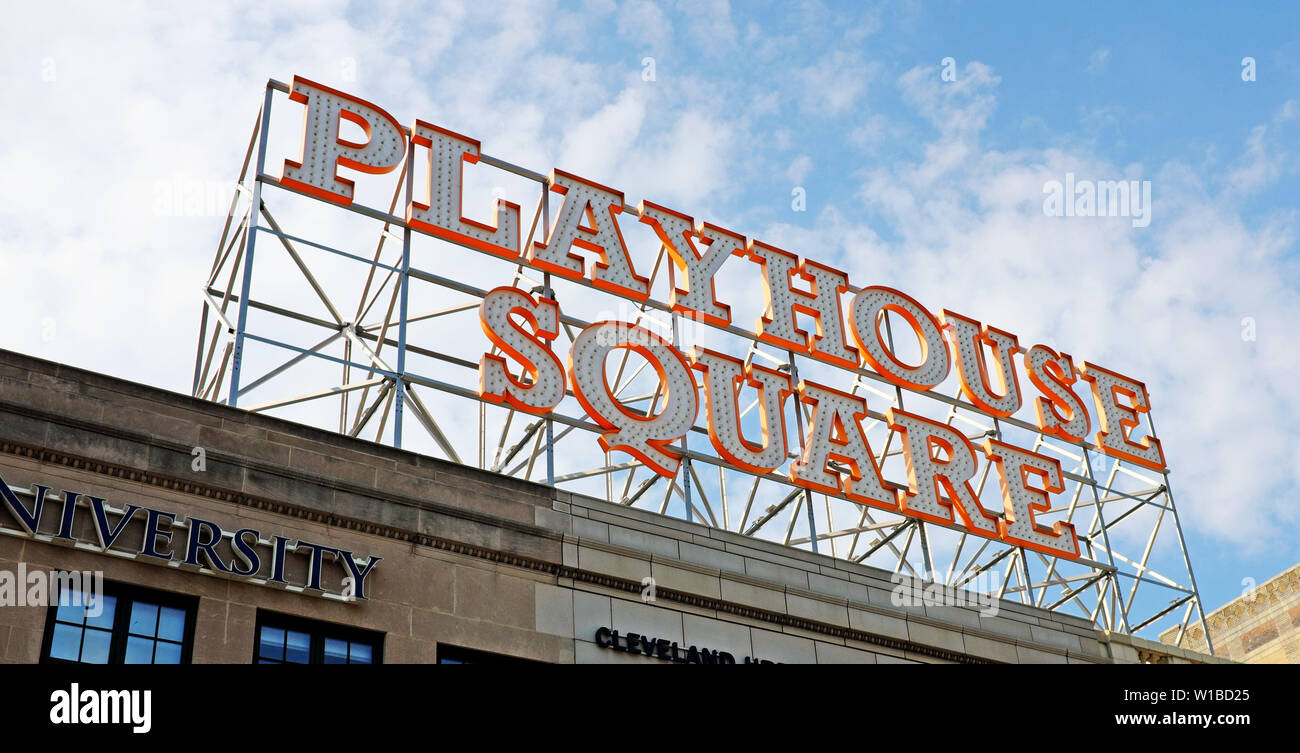 Panneau rétro Playhouse Square avec des lettres de 9 pieds de haut donnant sur le quartier des théâtres de Cleveland, Ohio, États-Unis. Banque D'Images