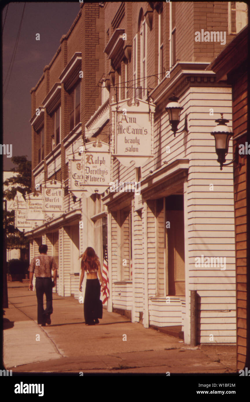 STORE FRONTS coordonné, LES SIGNES ET LES APPAREILS D'ÉCLAIRAGE SONT LE SIDA DANS LA REVITALISATION D'UNE SECTION D'AFFAIRES EN DÉCOMPOSITION DE SUBURBAN ROCKY RIVER Banque D'Images