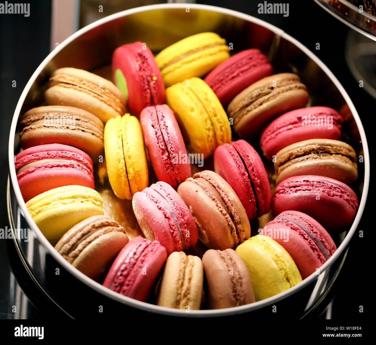 Macaroni délicieux cookies dans une boîte photographiés Banque D'Images