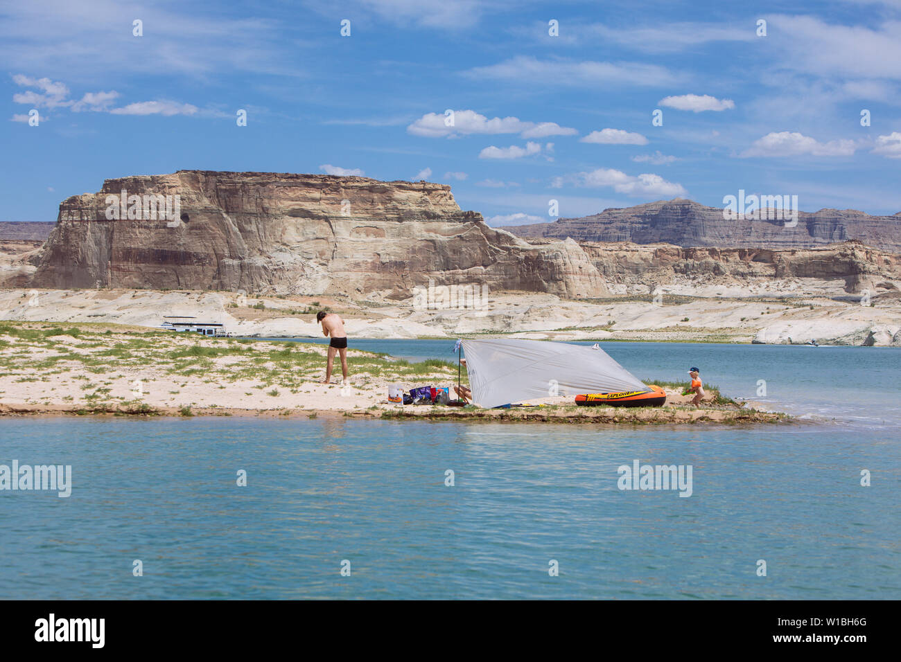 Une famille dans un jour de plage en plage de Lone Rock, le Lac Powell, Big Water, Utah, USA Banque D'Images