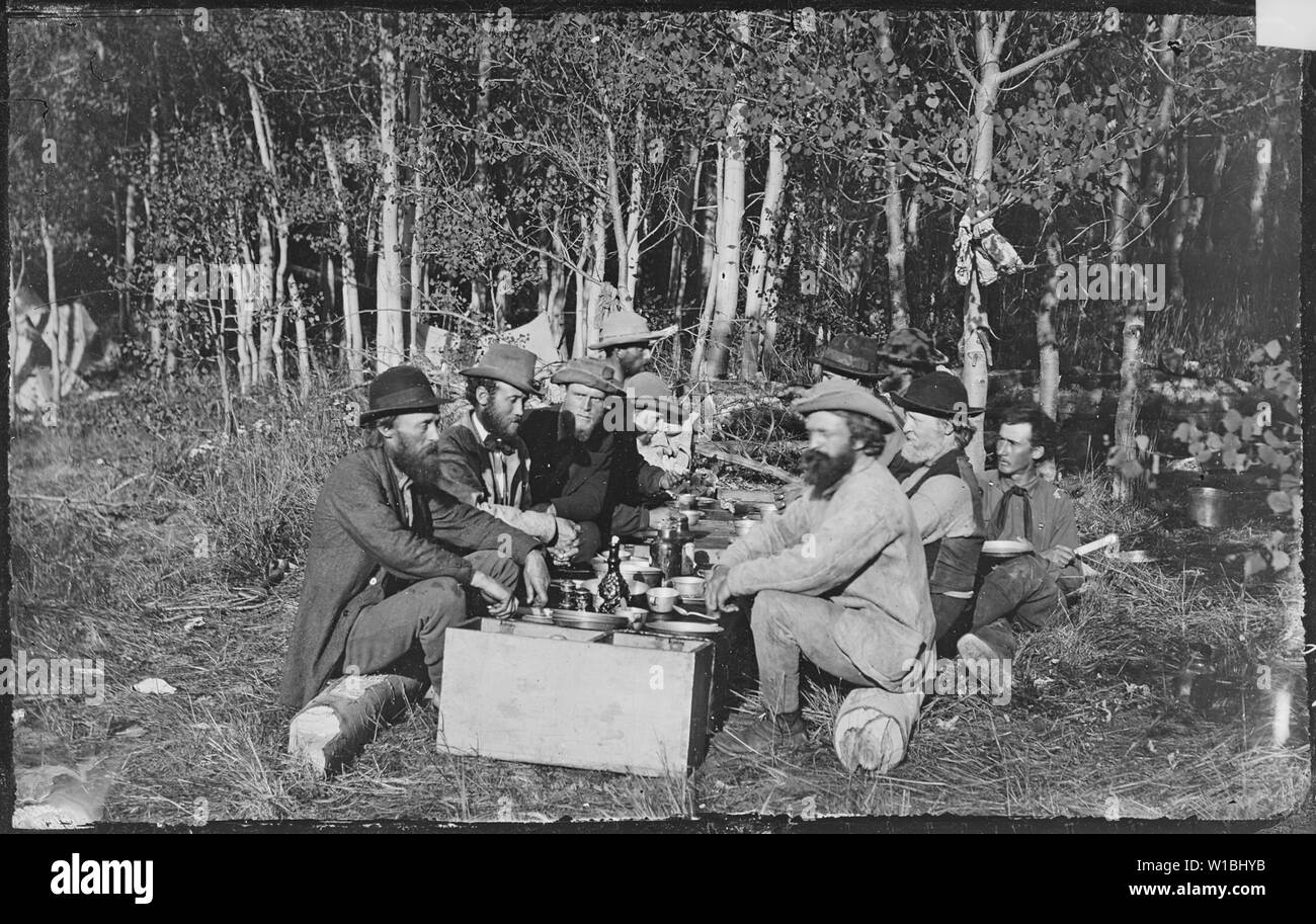 L'étude du camp. Hayden, Stevenson, Holman, Jones, Gardner, Whitney et Holmes. La partie qui a fait la première ascension de la Montagne Sainte Croix. Banque D'Images