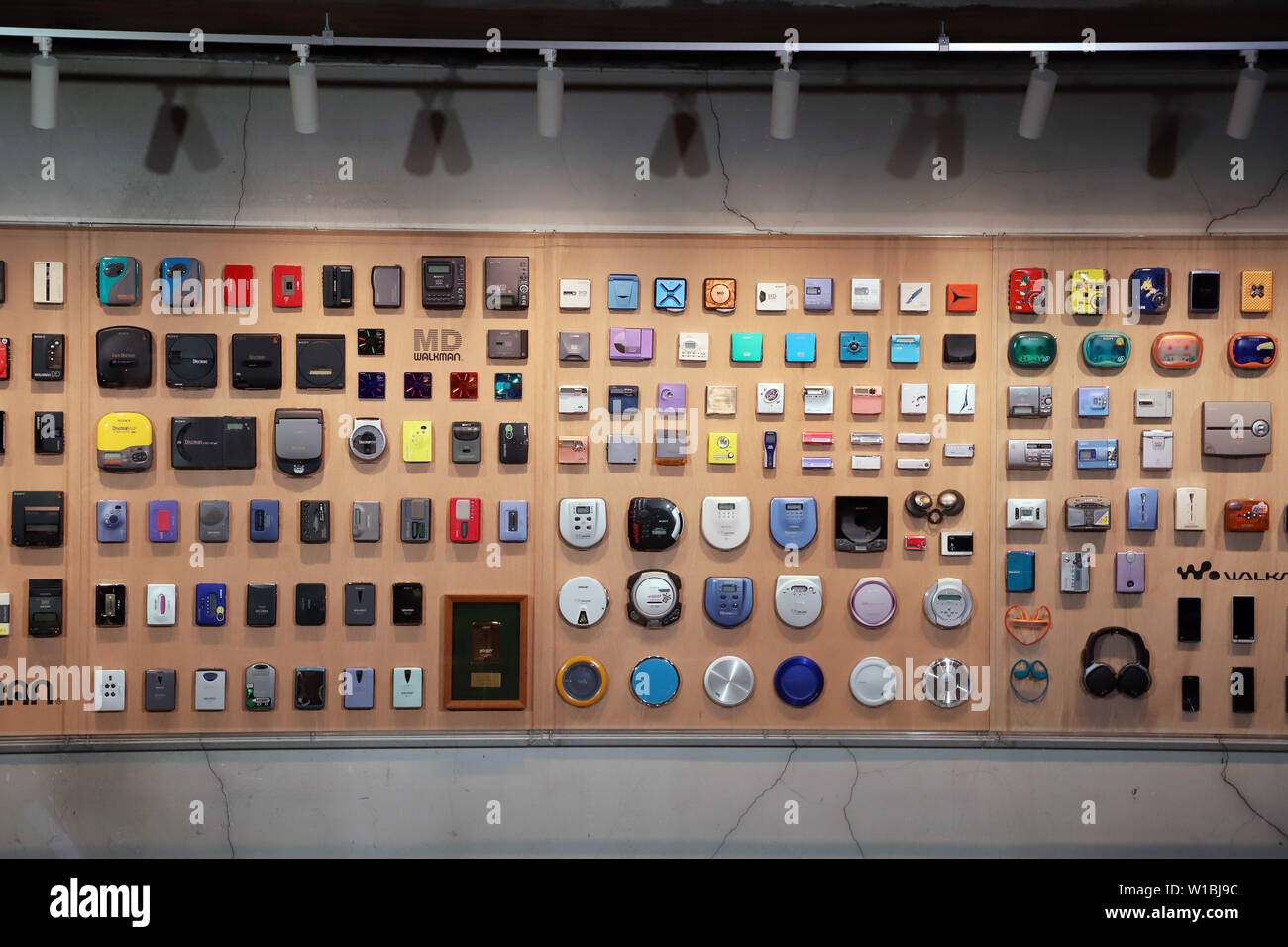 Tokyo, Japon. 1er juillet 2019. 230 modèles de lecteurs audio portables Sony Walkman "' sont affichées à l'Ginza à Tokyo parc Sony pour une exposition pour célébrer le 40e anniversaire de Walkman Walkman "dans le parc" qui aura lieu au 1er Septembre le lundi, Juillet 1, 2019. Le premier WALKMAN TPS-L2, le lecteur de cassettes portable est né en Juillet 1, 1979. Credit : Yoshio Tsunoda/AFLO/Alamy Live News Banque D'Images