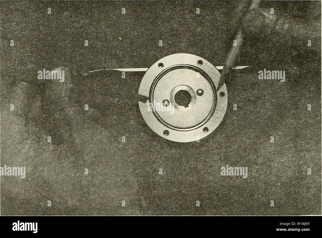 Image d'archive à partir de la page 41 de l'élaboration d'un manipulateur. Développement d'un manipulateur sous-marine pour une utilisation sur un véhicule en nage libre . developmentofund submersible00boss Année : 1981 14. Mettez quelques gouttes d'huile de haute qualité approuvé (voir l'étape 7) dans le générateur d'ondes et sur les dents de l'flexpline. 15. Installer le générateur d'ondes avec le flexpline dans la cannelure (fixé à l'anneau de retenue) de sorte qu'il s'engrène concentriquement. Vérifier visuellement ou à l'aide d'une jauge. 16. Mettre la cannelure circulaire sur le flexpline de sorte qu'il s'engrène concentriquement. Vérifier e Banque D'Images