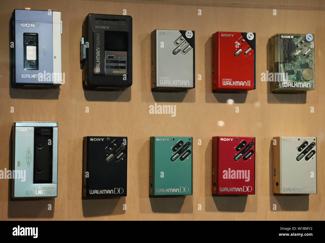 Tokyo, Japon. 1er juillet 2019. Modèles de type cassette audio portables Sony Walkman "' sont affichées à l'Ginza à Tokyo parc Sony pour une exposition pour célébrer le 40e anniversaire de Walkman Walkman "dans le parc" qui aura lieu au 1er Septembre le lundi, Juillet 1, 2019. Le premier WALKMAN TPS-L2 (L, en haut), le lecteur de cassettes portable est né en Juillet 1, 1979. Credit : Yoshio Tsunoda/AFLO/Alamy Live News Banque D'Images