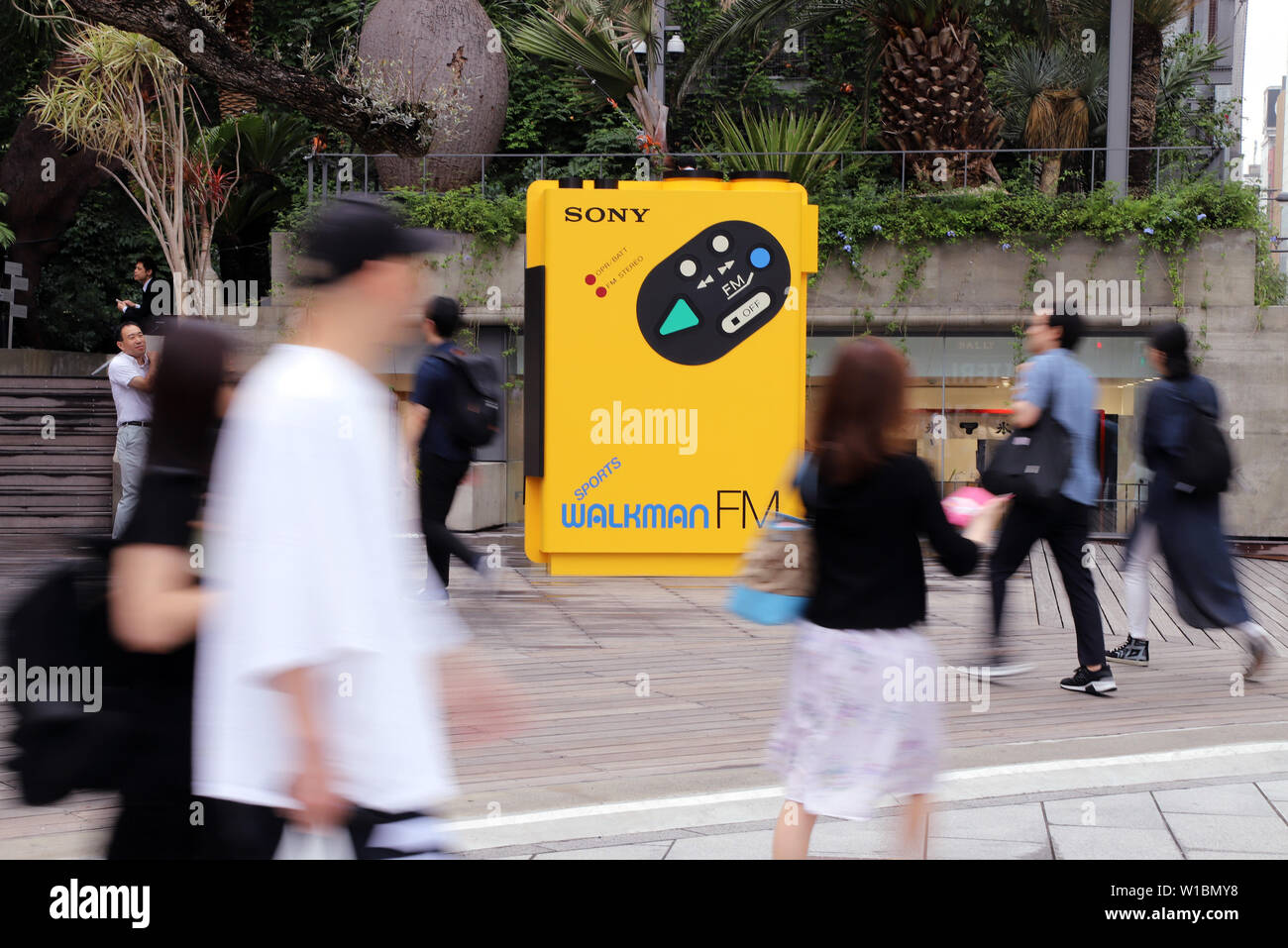 Tokyo, Japon. 1er juillet 2019. Un objet de grande taille de lecteur audio portable Sony Walkman WM-'F5' est affichée à l'Ginza à Tokyo parc Sony pour une exposition pour célébrer le 40e anniversaire de Walkman Walkman "dans le parc" qui aura lieu au 1er Septembre le lundi, Juillet 1, 2019. Le premier WALKMAN TPS-L2, le lecteur de cassettes portable est né en Juillet 1, 1979. Credit : Yoshio Tsunoda/AFLO/Alamy Live News Banque D'Images