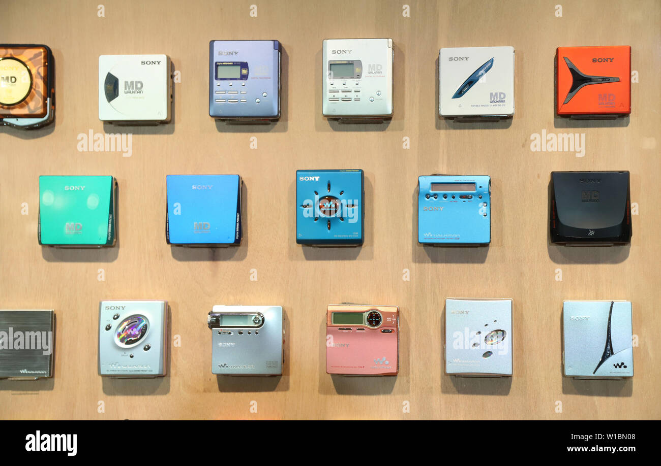 Tokyo, Japon. 1er juillet 2019. Mini Disc (MD) modèles de lecteurs audio portables Sony Walkman "' sont affichées à l'Ginza à Tokyo parc Sony pour une exposition pour célébrer le 40e anniversaire de Walkman Walkman "dans le parc" qui aura lieu au 1er Septembre le lundi, Juillet 1, 2019. Le premier WALKMAN TPS-L2, le lecteur de cassettes portable est né en Juillet 1, 1979. Credit : Yoshio Tsunoda/AFLO/Alamy Live News Banque D'Images