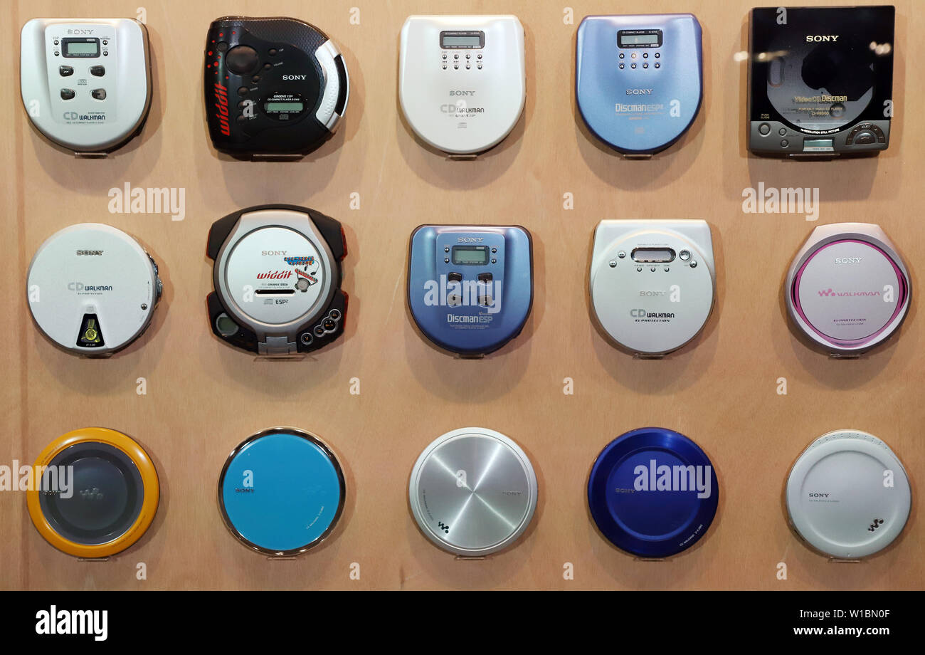 Tokyo, Japon. 1er juillet 2019. Disque compact (CD) type de modèles de lecteurs audio portables Sony Walkman "' sont affichées à l'Ginza à Tokyo parc Sony pour une exposition pour célébrer le 40e anniversaire de Walkman Walkman "dans le parc" qui aura lieu au 1er Septembre le lundi, Juillet 1, 2019. Le premier WALKMAN TPS-L2, le lecteur de cassettes portable est né en Juillet 1, 1979. Credit : Yoshio Tsunoda/AFLO/Alamy Live News Banque D'Images