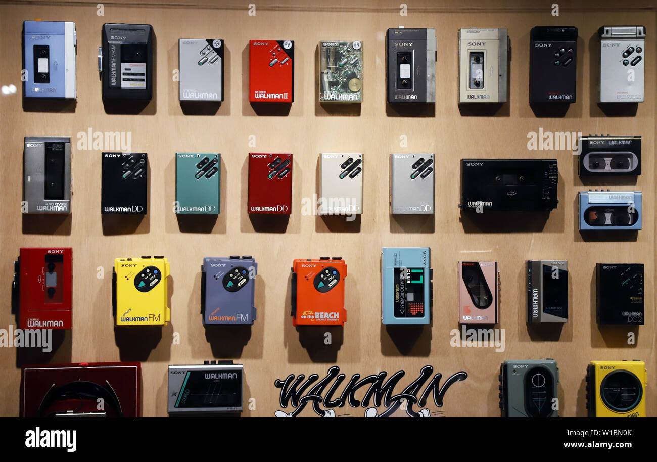Tokyo, Japon. 1er juillet 2019. Cassete tape modèles de lecteurs audio portables Sony Walkman "' sont affichées à l'Ginza à Tokyo parc Sony pour une exposition pour célébrer le 40e anniversaire de Walkman Walkman "dans le parc" qui aura lieu au 1er Septembre le lundi, Juillet 1, 2019. Le premier WALKMAN TPS-L2 (L, en haut), le lecteur de cassettes portable est né en Juillet 1, 1979. Credit : Yoshio Tsunoda/AFLO/Alamy Live News Banque D'Images