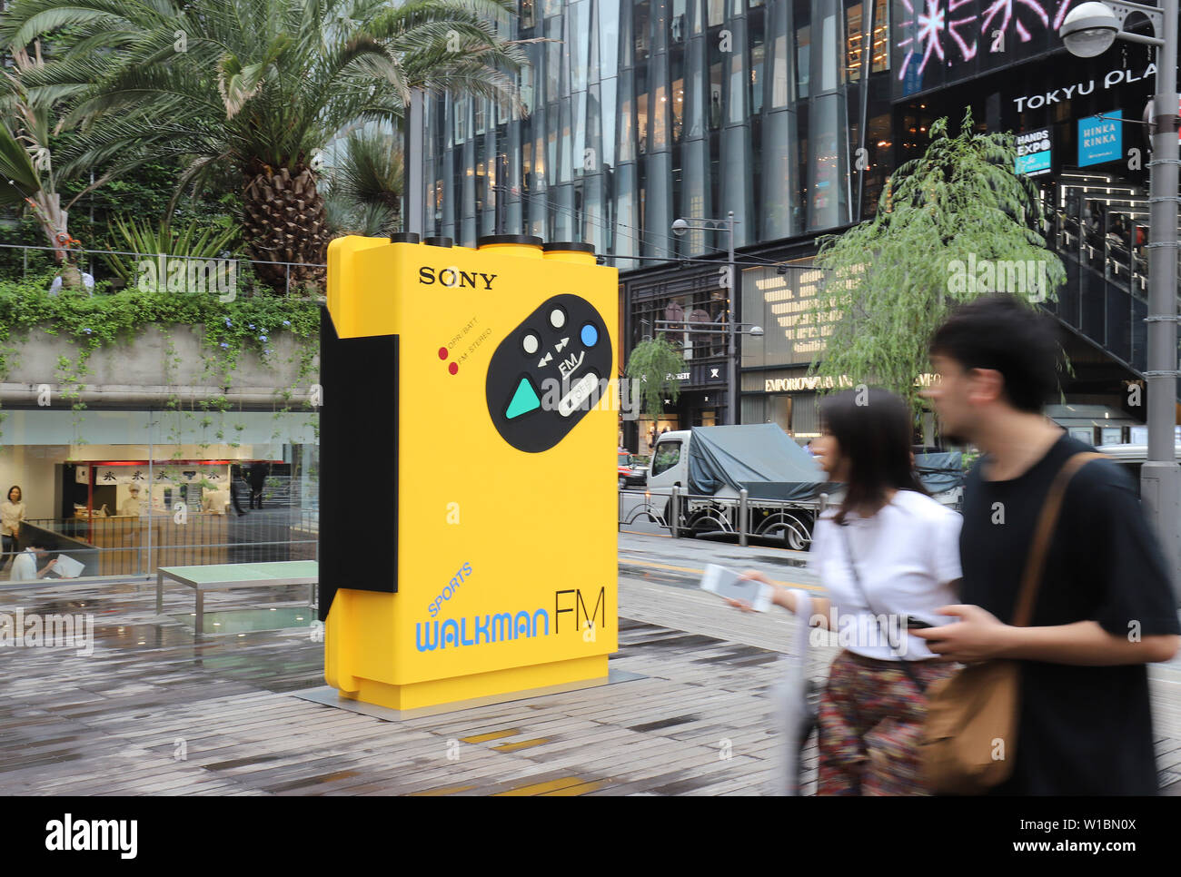Tokyo, Japon. 1er juillet 2019. Un objet de grande taille de lecteur audio portable Sony Walkman WM-'F5' est affichée à l'Ginza à Tokyo parc Sony pour une exposition pour célébrer le 40e anniversaire de Walkman Walkman "dans le parc" qui aura lieu au 1er Septembre le lundi, Juillet 1, 2019. Le premier WALKMAN TPS-L2, le lecteur de cassettes portable est né en Juillet 1, 1979. Credit : Yoshio Tsunoda/AFLO/Alamy Live News Banque D'Images