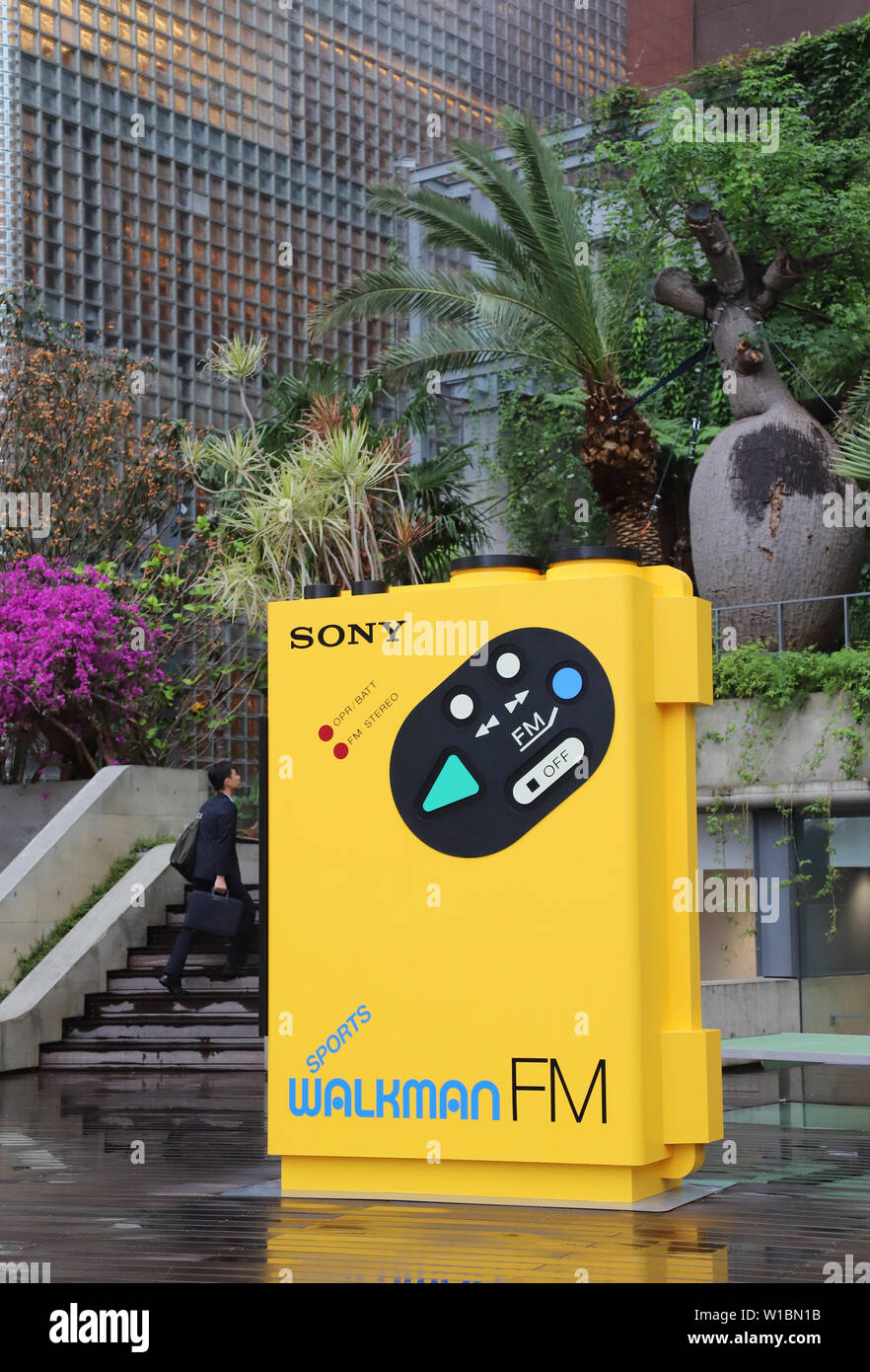 Tokyo, Japon. 1er juillet 2019. Un objet de grande taille de lecteur audio portable Sony Walkman WM-'F5' est affichée à l'Ginza à Tokyo parc Sony pour une exposition pour célébrer le 40e anniversaire de Walkman Walkman "dans le parc" qui aura lieu au 1er Septembre le lundi, Juillet 1, 2019. Le premier WALKMAN TPS-L2, le lecteur de cassettes portable est né en Juillet 1, 1979. Credit : Yoshio Tsunoda/AFLO/Alamy Live News Banque D'Images