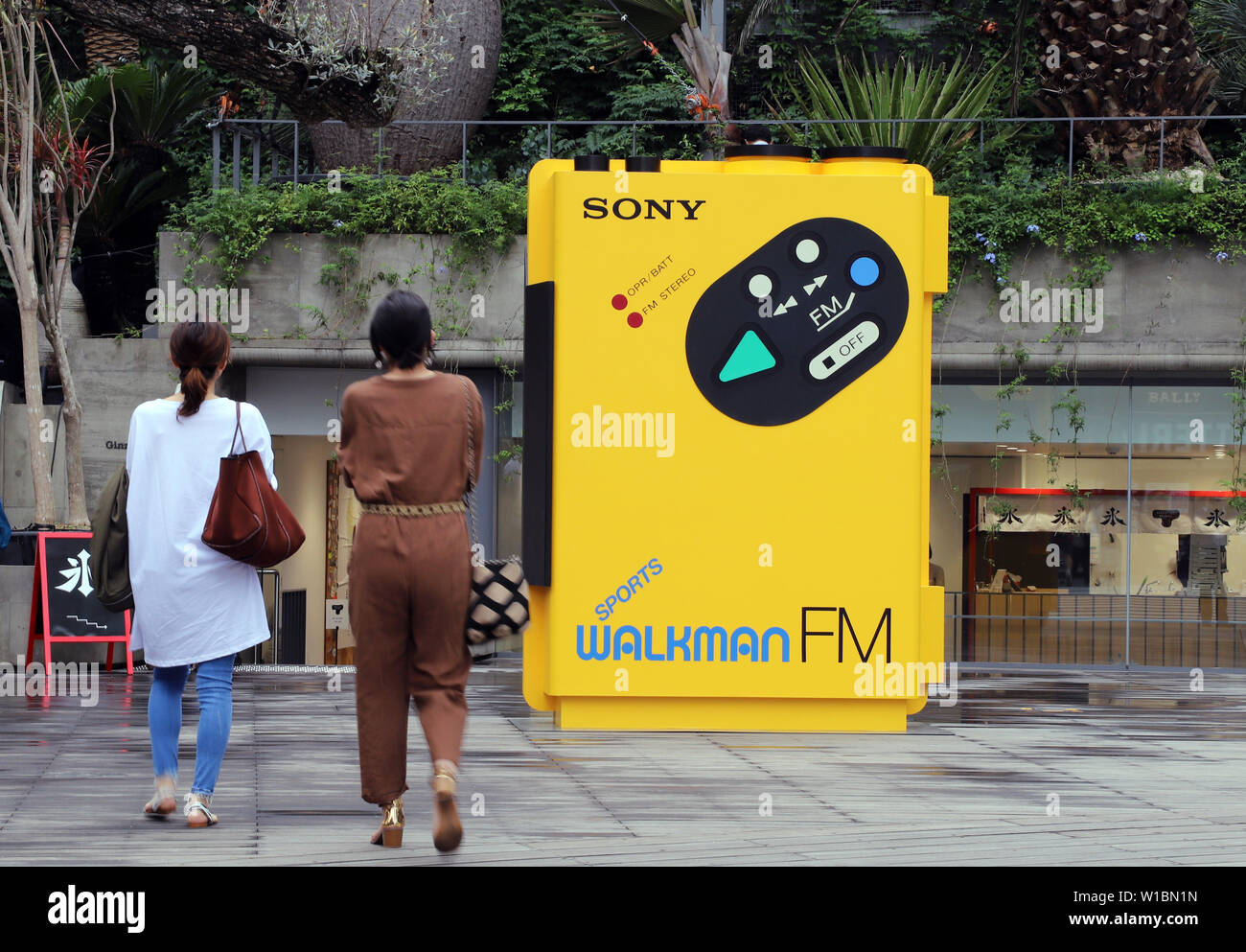 Tokyo, Japon. 1er juillet 2019. Un objet de grande taille de lecteur audio portable Sony Walkman WM-'F5' est affichée à l'Ginza à Tokyo parc Sony pour une exposition pour célébrer le 40e anniversaire de Walkman Walkman "dans le parc" qui aura lieu au 1er Septembre le lundi, Juillet 1, 2019. Le premier WALKMAN TPS-L2, le lecteur de cassettes portable est né en Juillet 1, 1979. Credit : Yoshio Tsunoda/AFLO/Alamy Live News Banque D'Images
