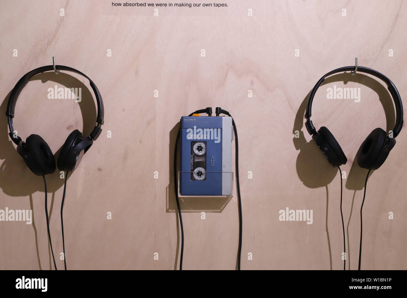 Tokyo, Japon. 1er juillet 2019. Le premier modèle de lecteur audio portable Sony Walkman "TPS-L2' s'affiche à la Ginza à Tokyo parc Sony pour une exposition pour célébrer le 40e anniversaire de Walkman Walkman "dans le parc" qui aura lieu au 1er Septembre le lundi, Juillet 1, 2019. Le premier WALKMAN TPS-L2, le lecteur de cassettes portable est né en Juillet 1, 1979. Credit : Yoshio Tsunoda/AFLO/Alamy Live News Banque D'Images