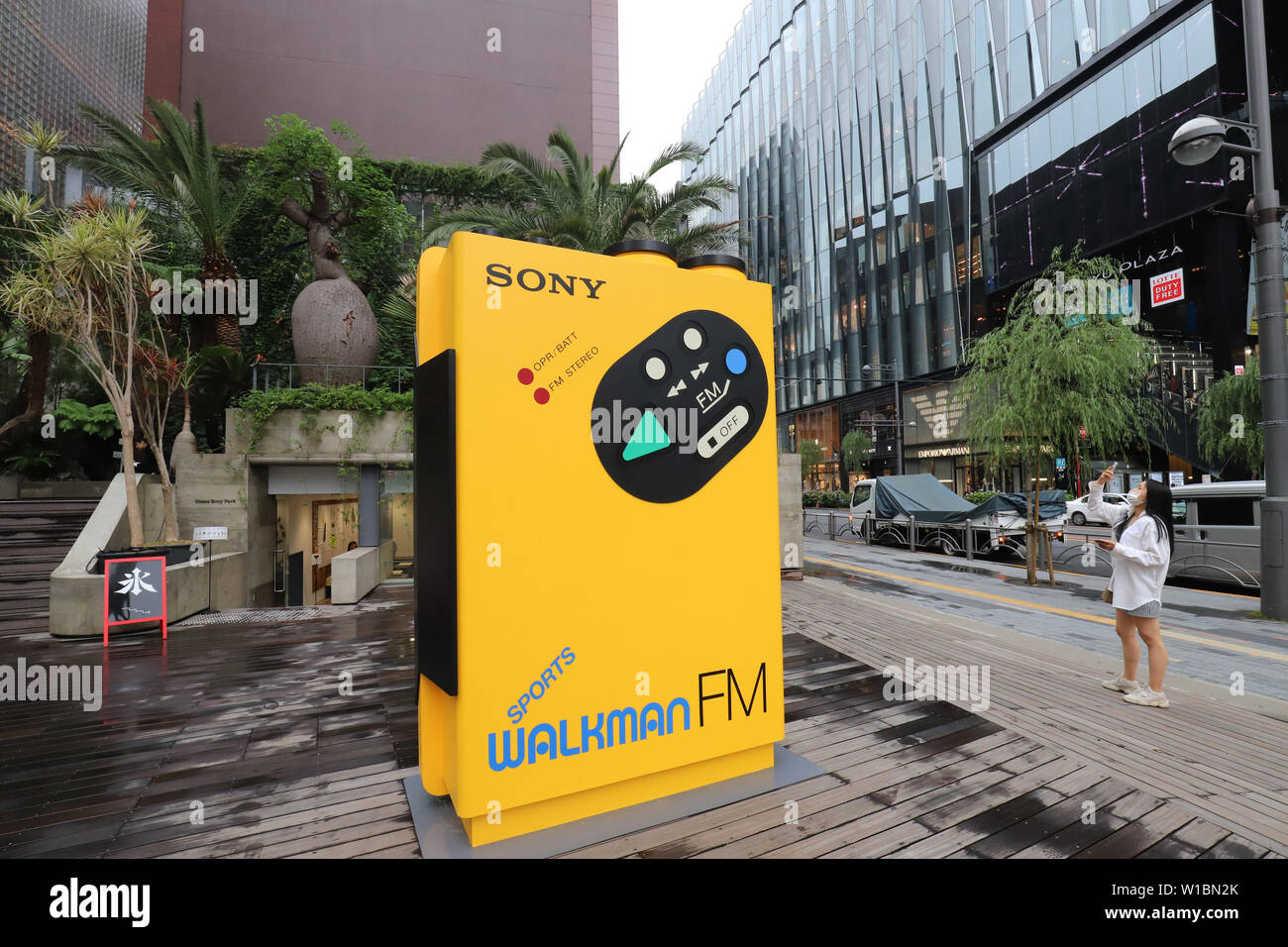 Tokyo, Japon. 1er juillet 2019. Un objet de grande taille de lecteur audio portable Sony Walkman WM-'F5' est affichée à l'Ginza à Tokyo parc Sony pour une exposition pour célébrer le 40e anniversaire de Walkman Walkman "dans le parc" qui aura lieu au 1er Septembre le lundi, Juillet 1, 2019. Le premier WALKMAN TPS-L2, le lecteur de cassettes portable est né en Juillet 1, 1979. Credit : Yoshio Tsunoda/AFLO/Alamy Live News Banque D'Images