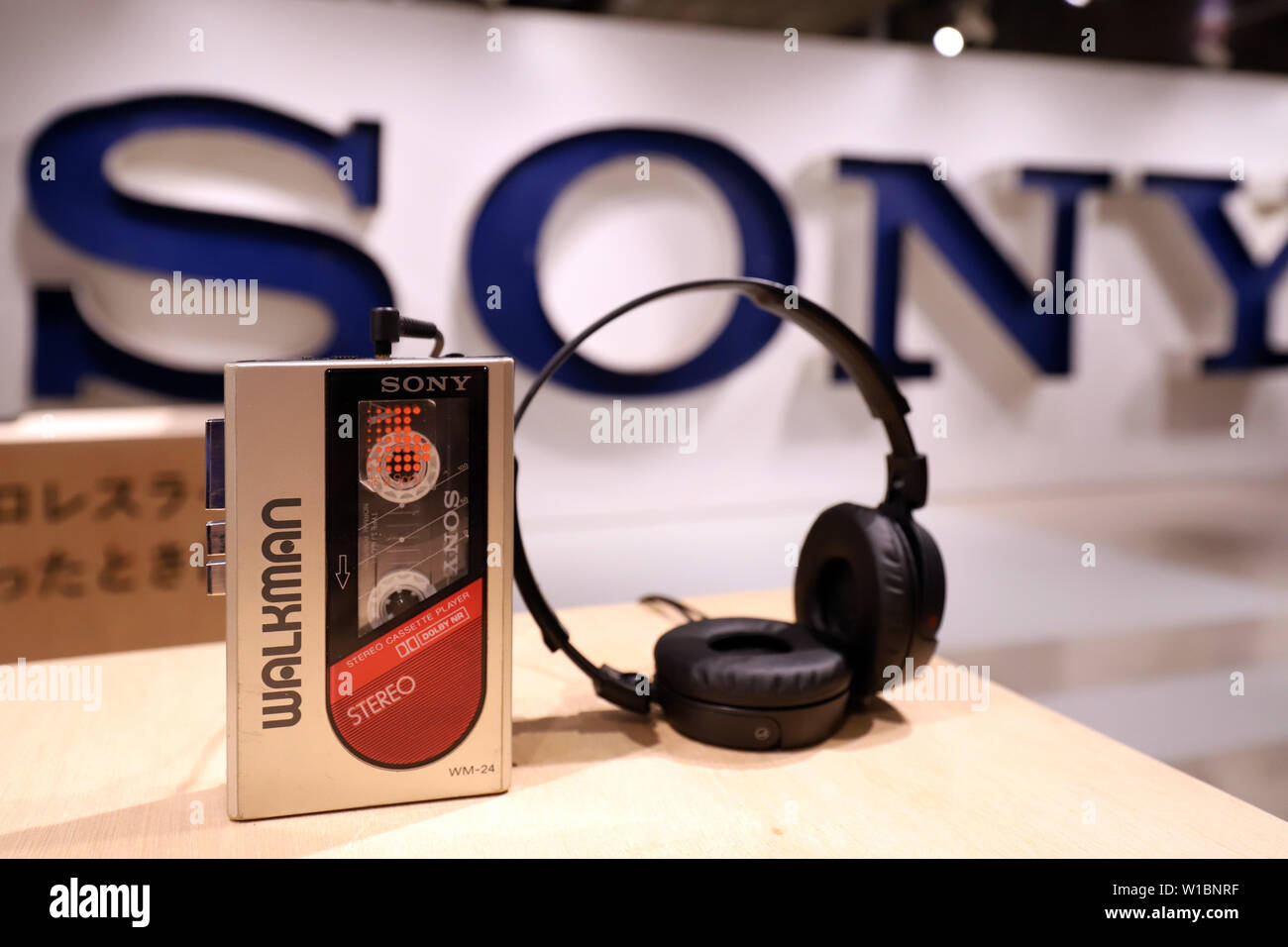 Tokyo, Japon. 1er juillet 2019. Une cassete modèle de bande de lecteur audio portable Sony Walkman WM-24 '' s'affiche à l'Ginza à Tokyo parc Sony pour une exposition pour célébrer le 40e anniversaire de Walkman Walkman "dans le parc" qui aura lieu au 1er Septembre le lundi, Juillet 1, 2019. Le premier WALKMAN TPS-L2, le lecteur de cassettes portable est né en Juillet 1, 1979. Credit : Yoshio Tsunoda/AFLO/Alamy Live News Banque D'Images