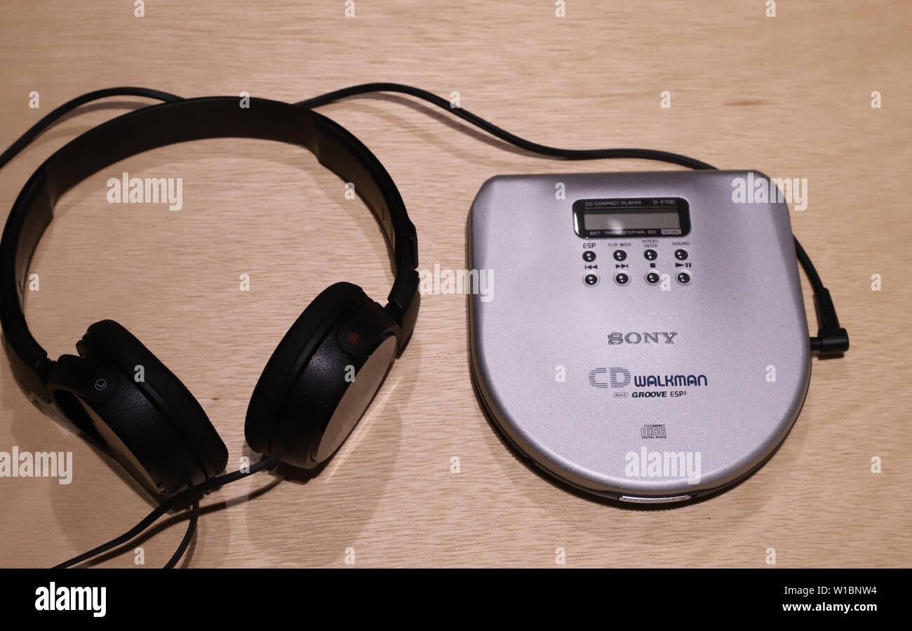Tokyo, Japon. 1er juillet 2019. Un modèle de CD lecteur audio portable Sony CD WALKMAN "D-E700" s'affiche à la Ginza à Tokyo parc Sony pour une exposition pour célébrer le 40e anniversaire de Walkman Walkman "dans le parc" qui aura lieu au 1er Septembre le lundi, Juillet 1, 2019. Le premier WALKMAN TPS-L2, le lecteur de cassettes portable est né en Juillet 1, 1979. Credit : Yoshio Tsunoda/AFLO/Alamy Live News Banque D'Images