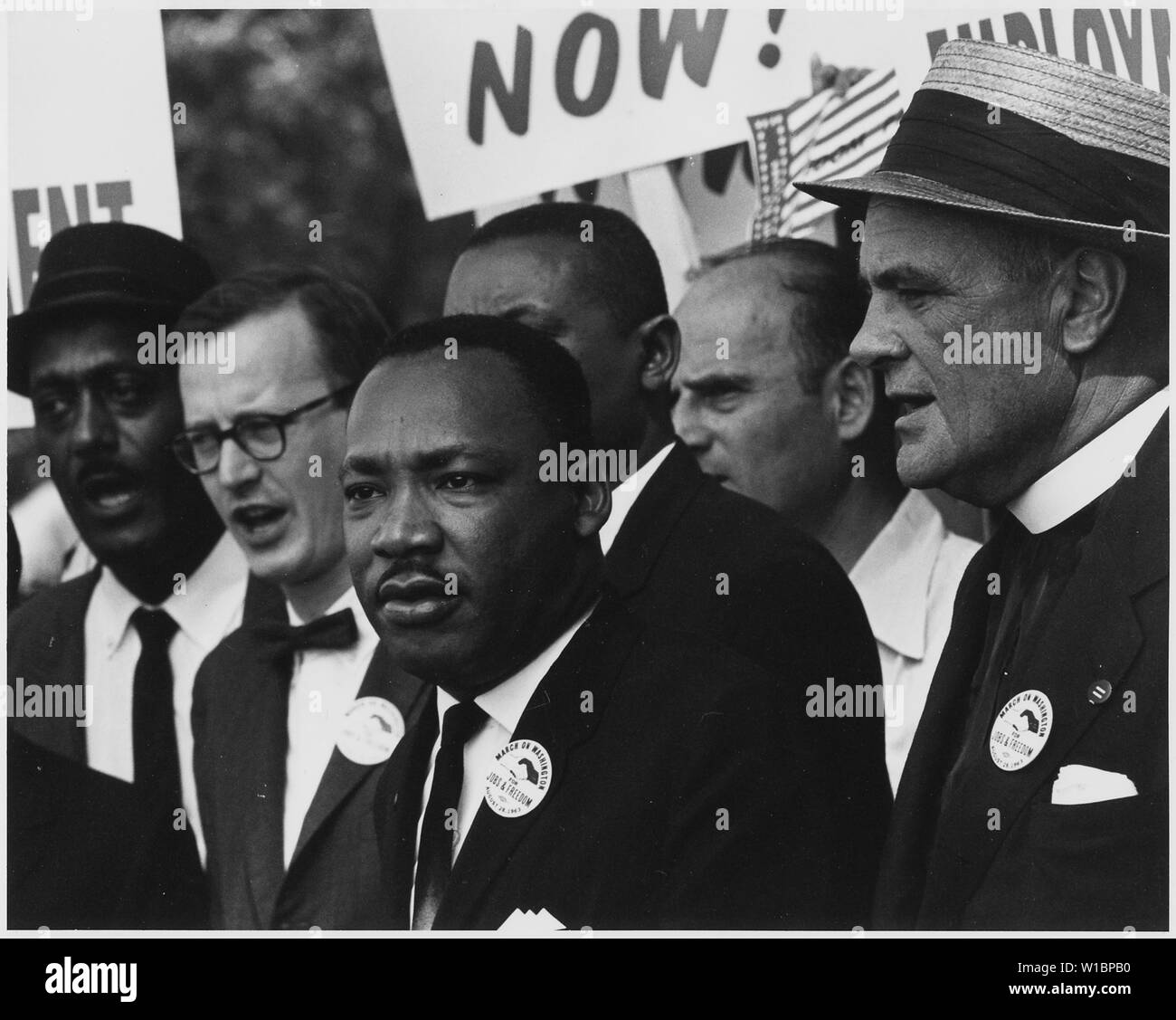 Manifestation à Washington, D.C. [le Dr Martin Luther King, Jr. et Mathew Ahmann dans une foule.] Banque D'Images