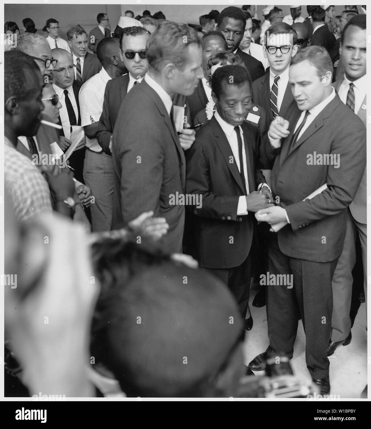 Manifestation à Washington, D.C. [Auteur James Baldwin avec acteurs Marlon Brando et Charlton Heston.] Banque D'Images