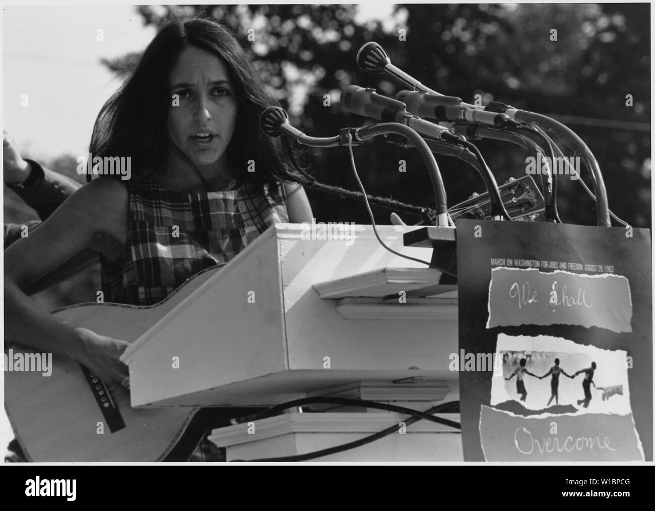 Manifestation à Washington, D.C. [Divertissement : la chanteuse Joan Baez. Un signe pendaison microphones près du lit Nous vaincrons. ] Banque D'Images